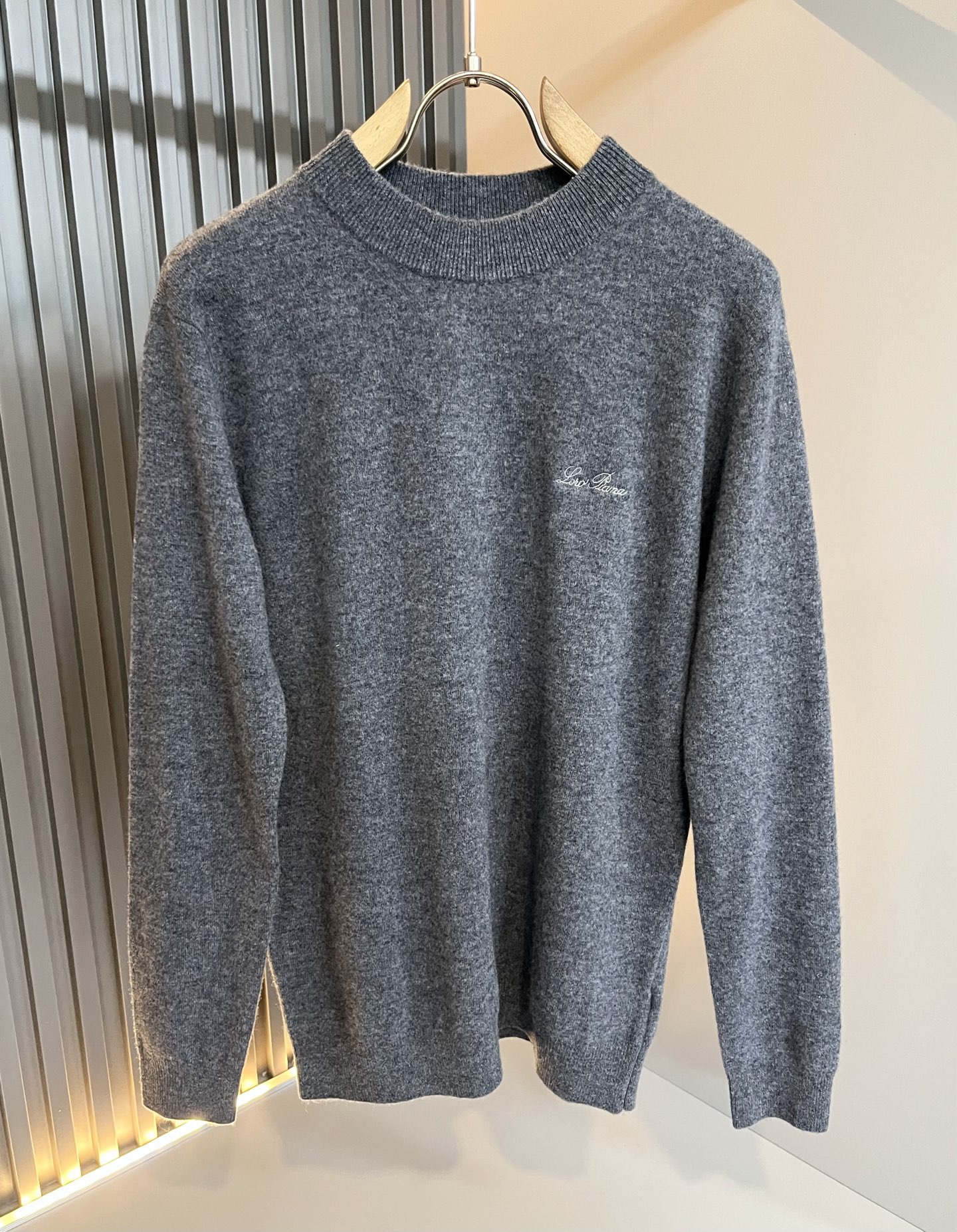 Loro Piana诺悠翩雅 2025秋冬男士最新的贸易订单针织羊毛衫，全品相！！上身舒适透气，不僵硬，