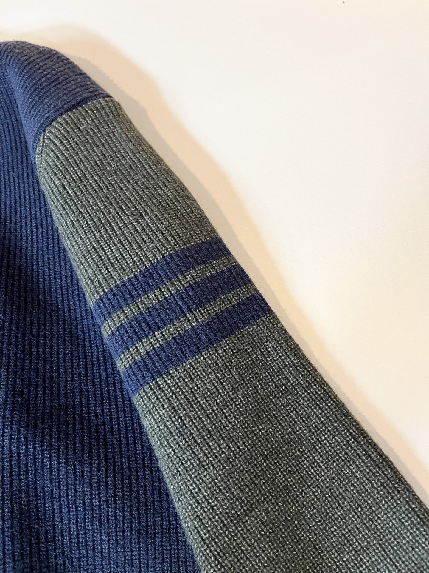 ThomBrow*e汤姆*朗2025秋冬新款男女同款👫针织羊毛开衫，今年的专柜新品，男女同款👫超软羊毛面