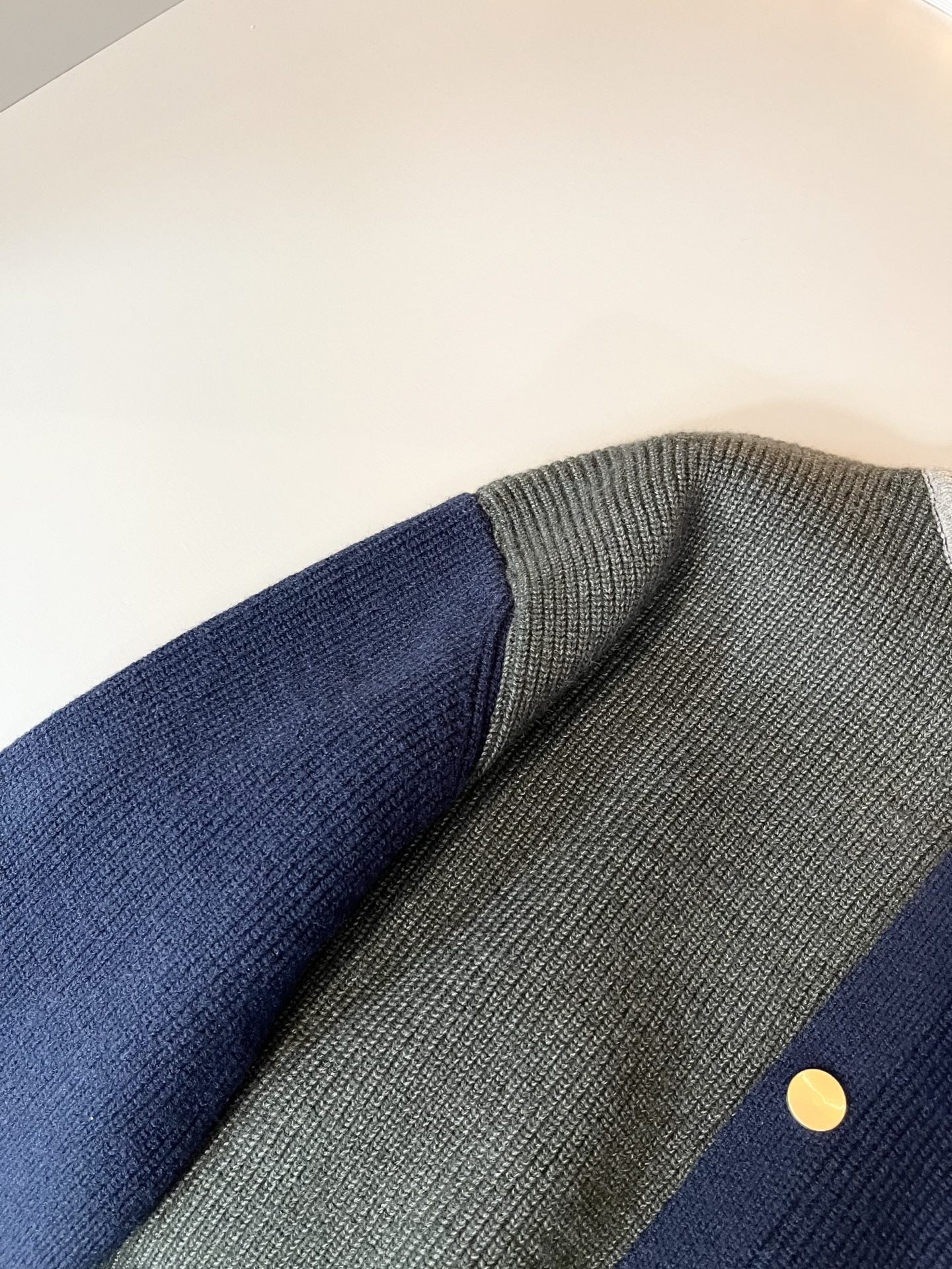 ThomBrow*e汤姆*朗2025秋冬新款男女同款👫针织羊毛开衫，今年的专柜新品，男女同款👫超软羊毛面