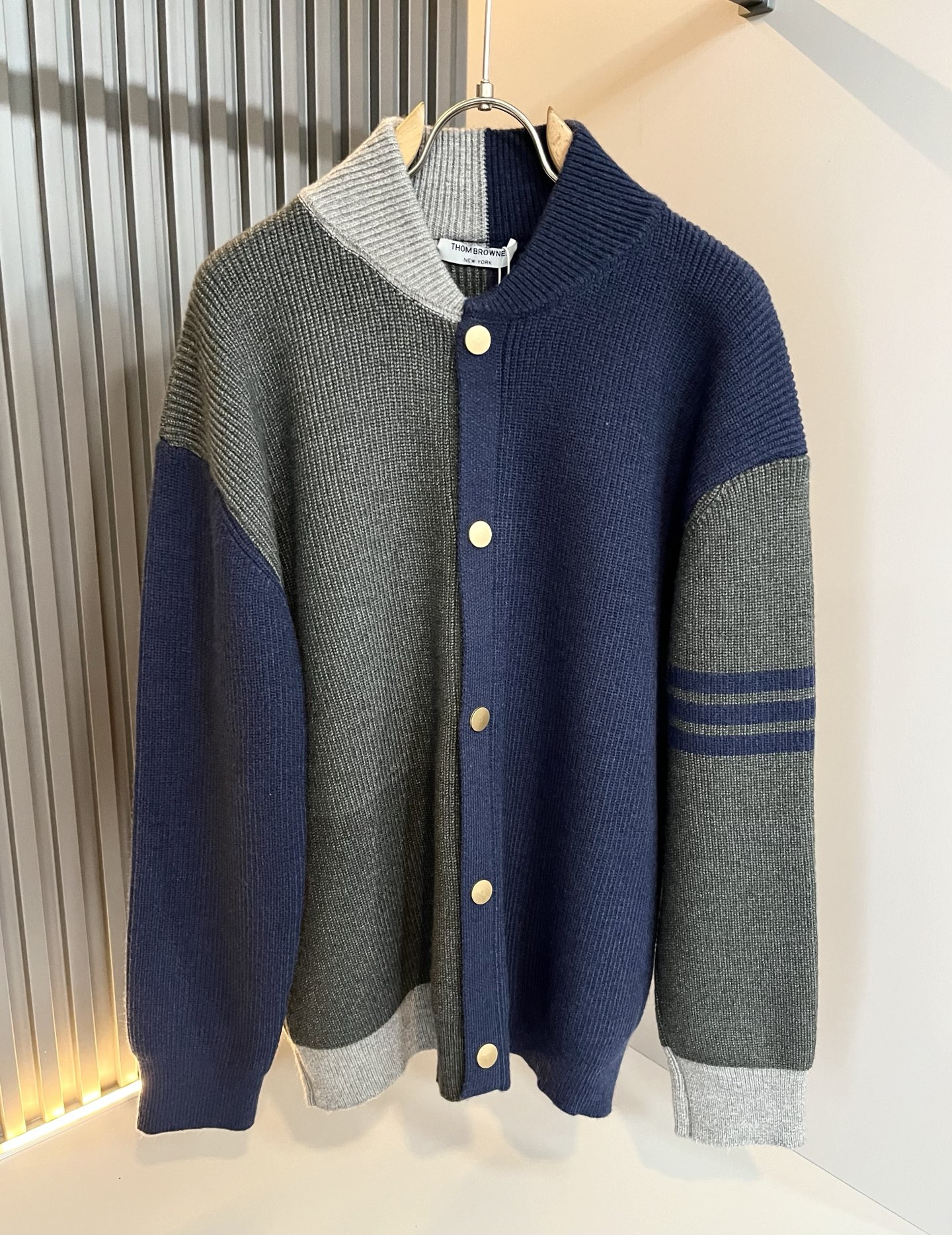 NO:608204,ThomBrow*e 2025 new autumn and winter new knitted wool cardigan for men and women, this year's new counter product, super soft wool fabric for men and women!  A fashionable and versatile model for the city, it is sure to be super popular this year. It is a must-have artifact for autumn and winter. It has a unique texture and a soft and smooth feel. It is not a product that can be compared with ordinary fabrics. Regular knitted wool fabric design, crocheted with classic iconic stripe design!  A rare model that can only be found. Very attractive design, liningless inseam binding technology, and very detailed. It is a model that requires a lot of attention to technology. Details determine the high-end. Minimalist design elements of the season, a must-have item for trendy men, perfect fit, highly recommended!  Size M-2XL,,alexander wang19860909ThomBrow*e汤姆*朗2025秋冬新款男女同款针织羊毛开衫,今年的专柜新品,男女同款超软羊毛面料！时尚都市百搭款,今年必定超火爆,秋冬必备神器,质感独特,手感柔嫩顺滑,不是一般面料所能对比的产品.常规的针织羊毛面料设计,钩织搭配经典标识性经典条纹设计！可遇不可求的款 非常极具魅力的设计,无里布内缝包边工艺,细节非常到位,要非常讲究技术的一款,细节决定高端.极简当季的设计元素,潮男必备单品,完美版型,强烈推荐！尺码M-2XL,,alexander wang,Men's clothing