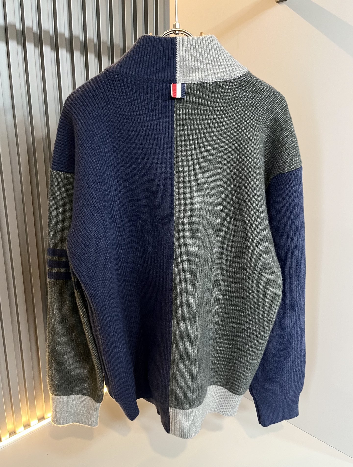 ThomBrow*e汤姆*朗2025秋冬新款男女同款👫针织羊毛开衫，今年的专柜新品，男女同款👫超软羊毛面