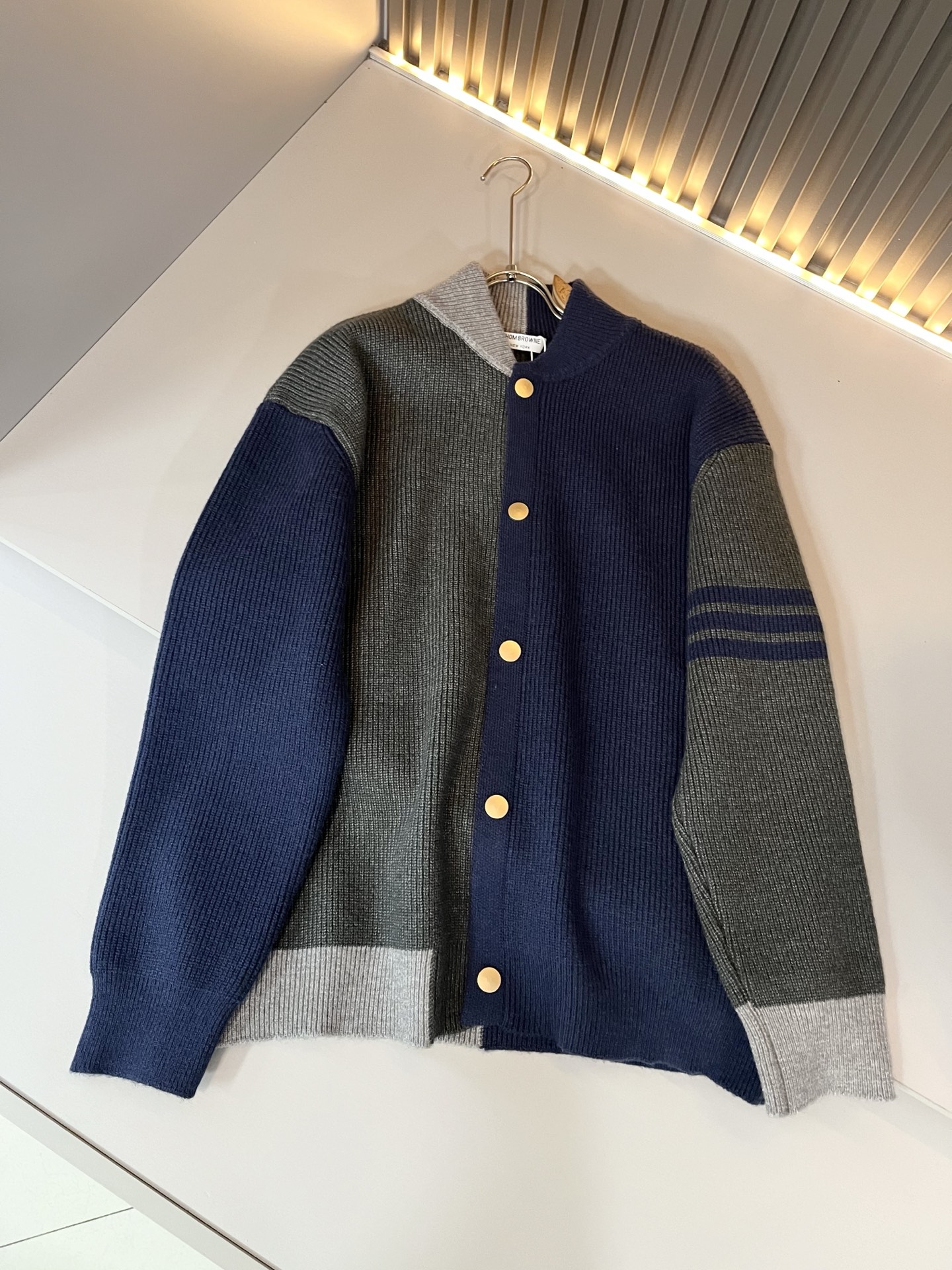 ThomBrow*e汤姆*朗2025秋冬新款男女同款👫针织羊毛开衫，今年的专柜新品，男女同款👫超软羊毛面