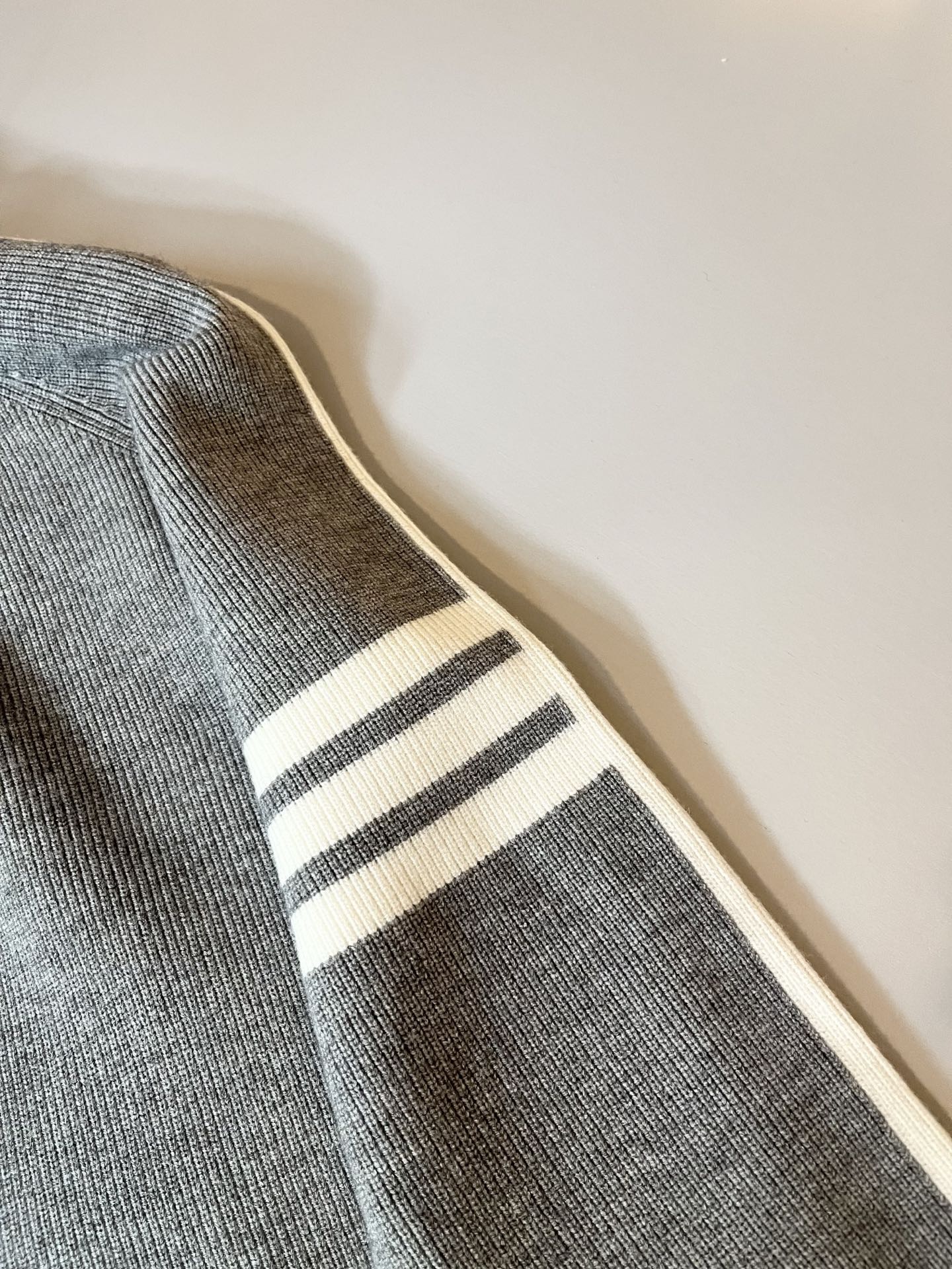 ThomBrow*e汤姆*朗2025秋冬新款男女同款👫针织羊毛衫，今年的专柜新品，男女同款👫超软羊毛面料