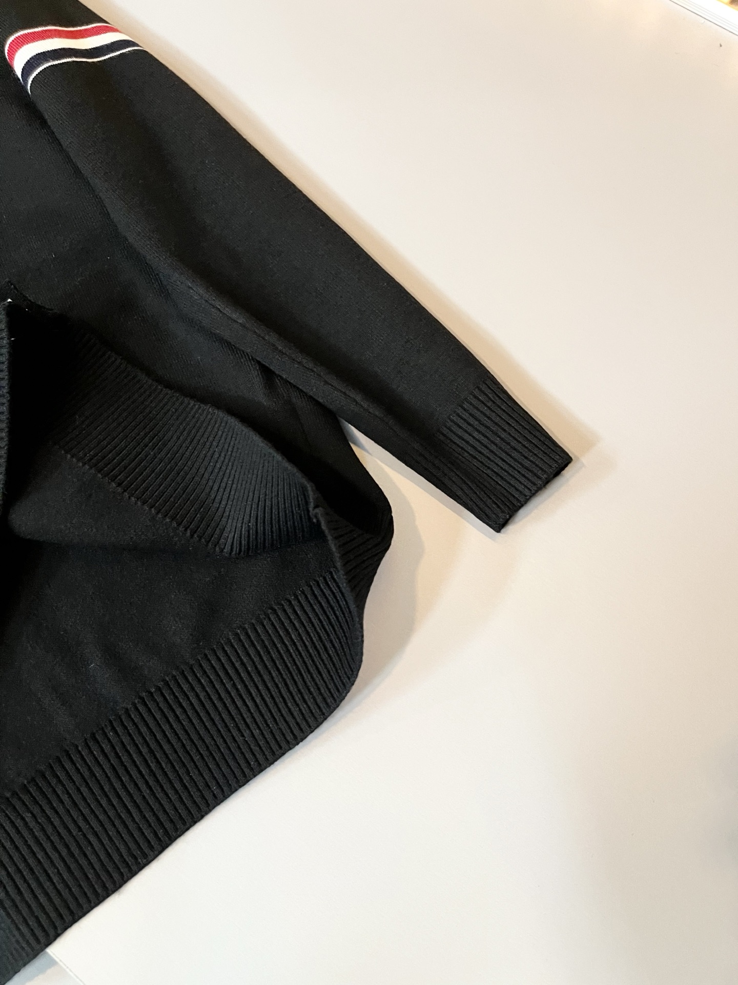 ThomBrow*e汤姆*朗2025秋冬新款男女同款👫针织羊毛开衫，今年的专柜新品，男女同款👫超软羊毛面