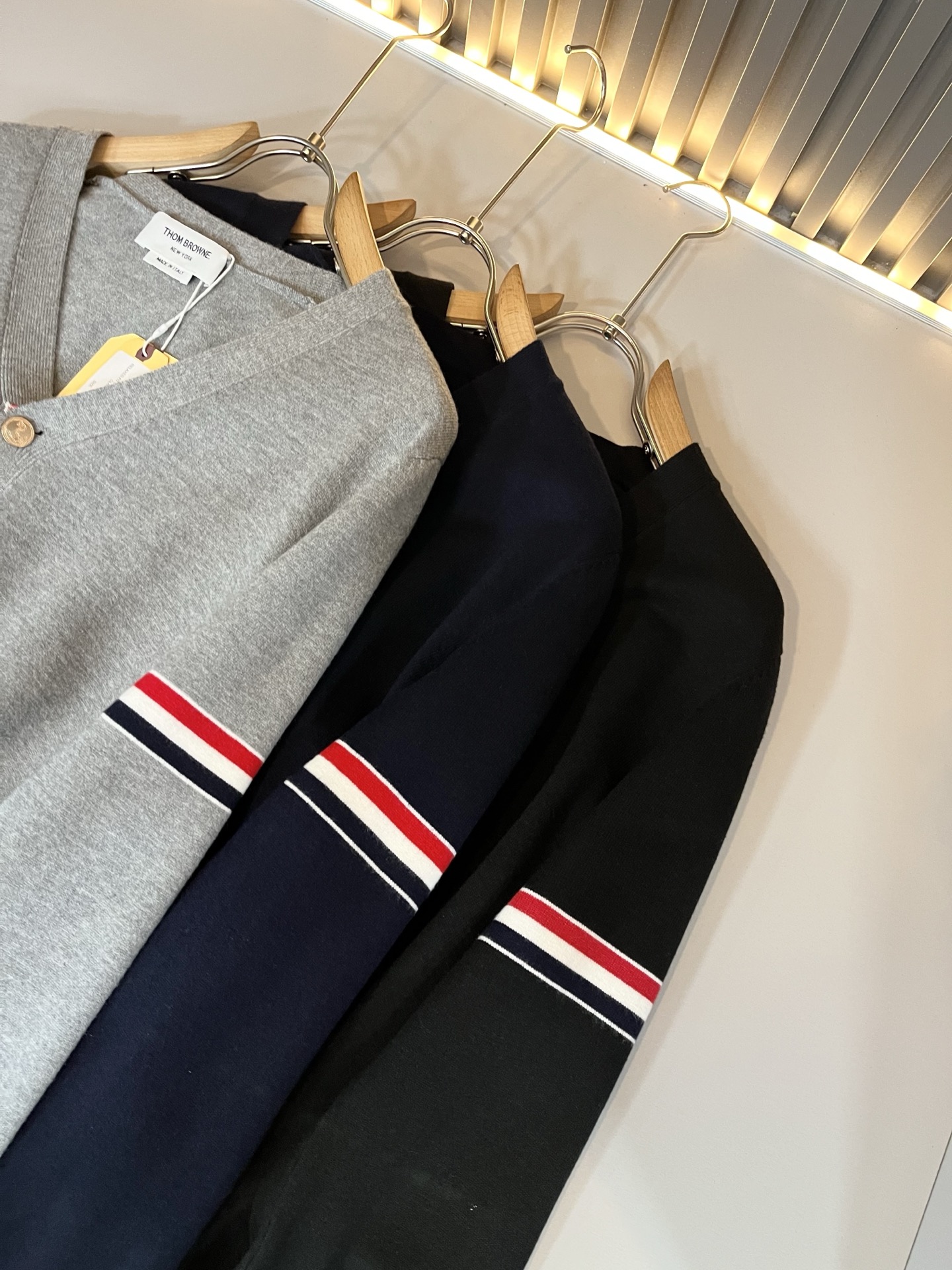 ThomBrow*e汤姆*朗2025秋冬新款男女同款👫针织羊毛开衫，今年的专柜新品，男女同款👫超软羊毛面