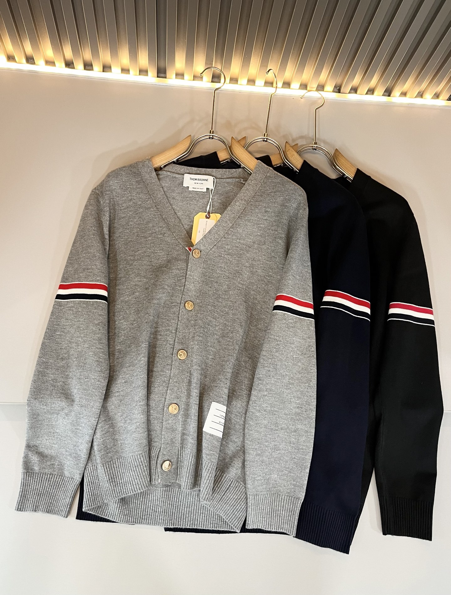 ThomBrow*e汤姆*朗2025秋冬新款男女同款👫针织羊毛开衫，今年的专柜新品，男女同款👫超软羊毛面