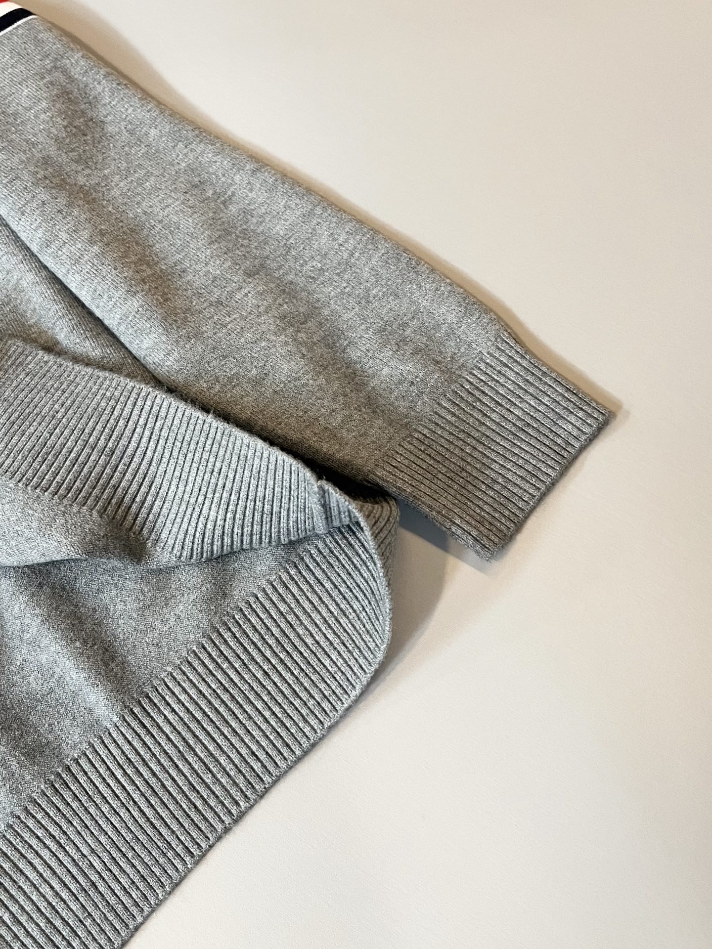 ThomBrow*e汤姆*朗2025秋冬新款男女同款👫针织羊毛开衫，今年的专柜新品，男女同款👫超软羊毛面