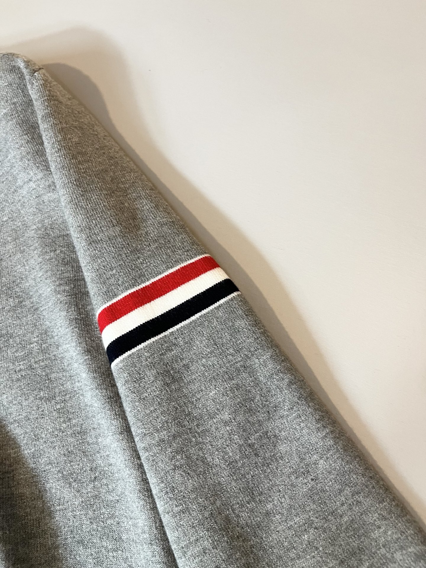 ThomBrow*e汤姆*朗2025秋冬新款男女同款👫针织羊毛开衫，今年的专柜新品，男女同款👫超软羊毛面