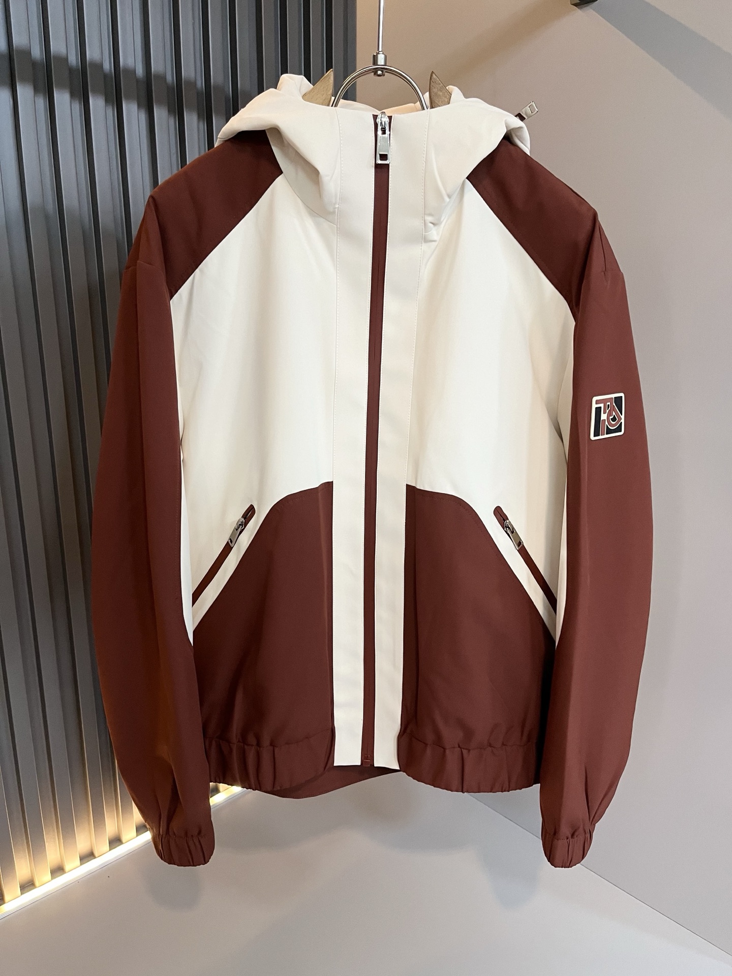 NO:608192,Dio*r 2025 autumn and winter men's casual jackets, the latest fashionable casual zipper jackets, are rarely available through trading company channels, and are sold simultaneously on the official website. The most anticipated high-quality goods by gods and goddesses are coming in a big way, allowing you to feel what true luxury has connotation! This style is made of D family's special fabrics, full of brand style!  Sleeve logo design!  The surface is clean, smooth and shiny, and the texture is clearly visible through the screen. It is your most enjoyable wearing experience! It perfectly enhances the overall sense of luxury and class, and you can get the high-end luxury atmosphere at a glance! The basic and conventional jacket cut, the upper body is versatile, simple and not picky, and can easily cope with various occasions and environments. It is undoubtedly a must-have product for daily commuting! Sizes M～3XL,, dior, dior, jackets & coats, jackets & coats, alexander wang19860909Dio*r迪*奥 2025秋冬男士休闲夹克外套,最新时尚休闲拉链夹克,贸易公司渠道稀出,同步官网发售,男神女神最为期待的精品狠货重磅来袭,让你感受到什么叫真正的高奢有内涵!此款选用D家专用面料制成,满满的品牌风格！袖子logo图案设计！表面整洁光滑且富有光泽,质感透过屏幕都显而易 见,你最为享受的穿着体验! 完美提升了整体的奢华档次感,一眼就能Get到的高端奢华气息!基础常规的夹克版型裁剪,上身百搭简约不挑人,轻松应对各种场合与环境,属于日常通勤必备的臻品无疑!尺码M～3XL,,dior,dior,jackets & coats,jackets & coats,alexander wang,Men's clothing