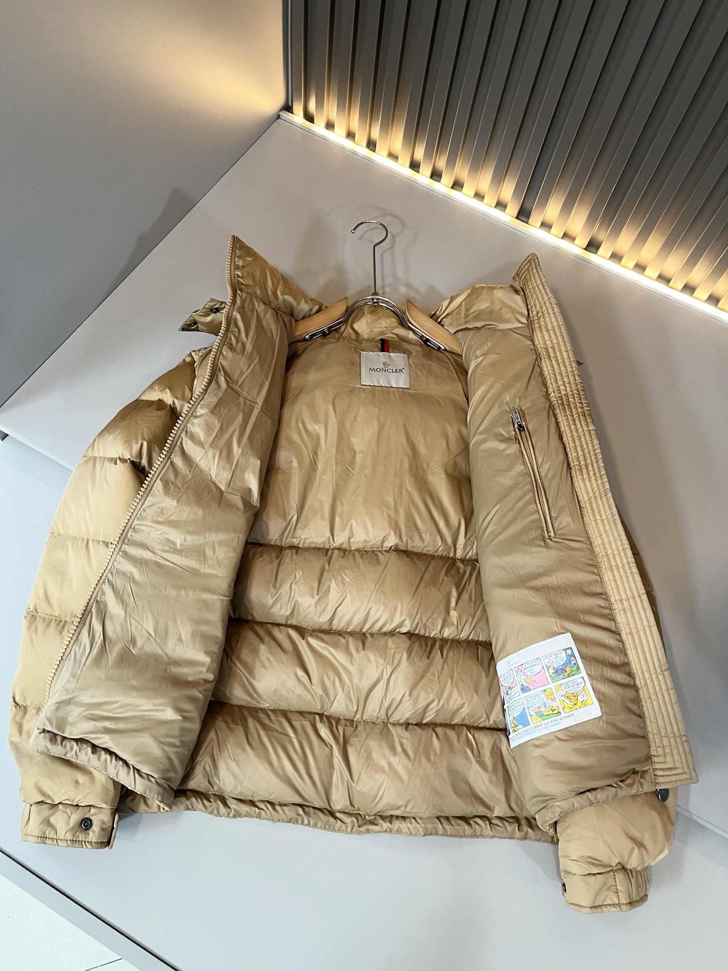 。Mon*ler蒙口 2025秋冬新款男女同款👫羽绒服 ！年度的压轴款登场...匠心技艺于一身的经典款.