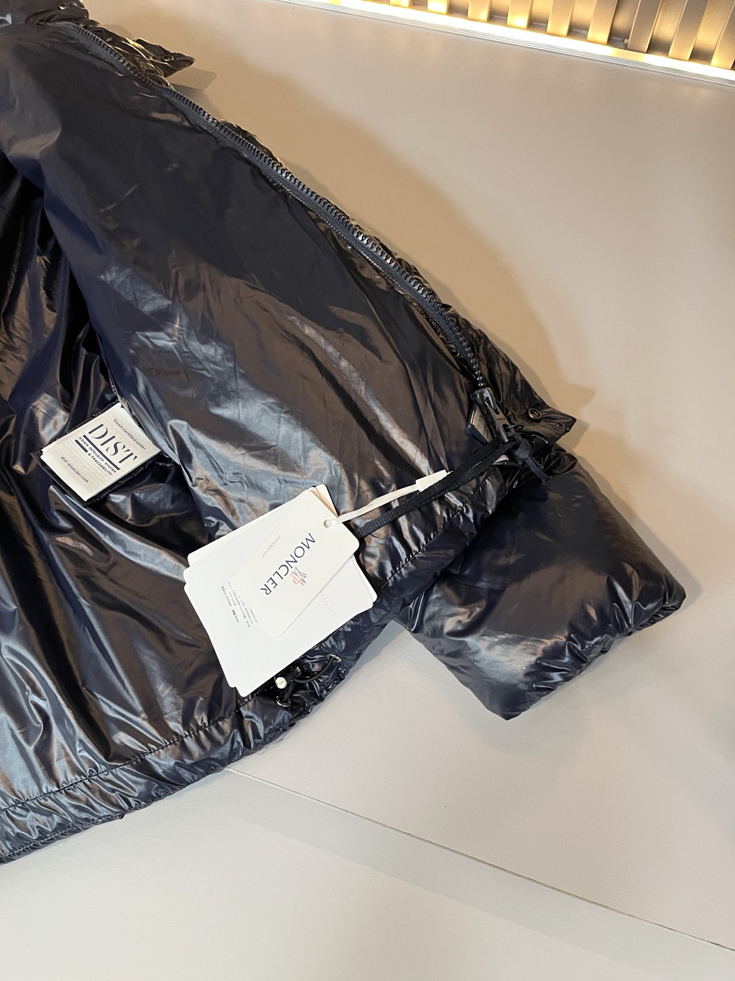 。Mon*ler蒙口 2025秋冬新款男女同款👫羽绒服 ！年度的压轴款登场...匠心技艺于一身的经典款.