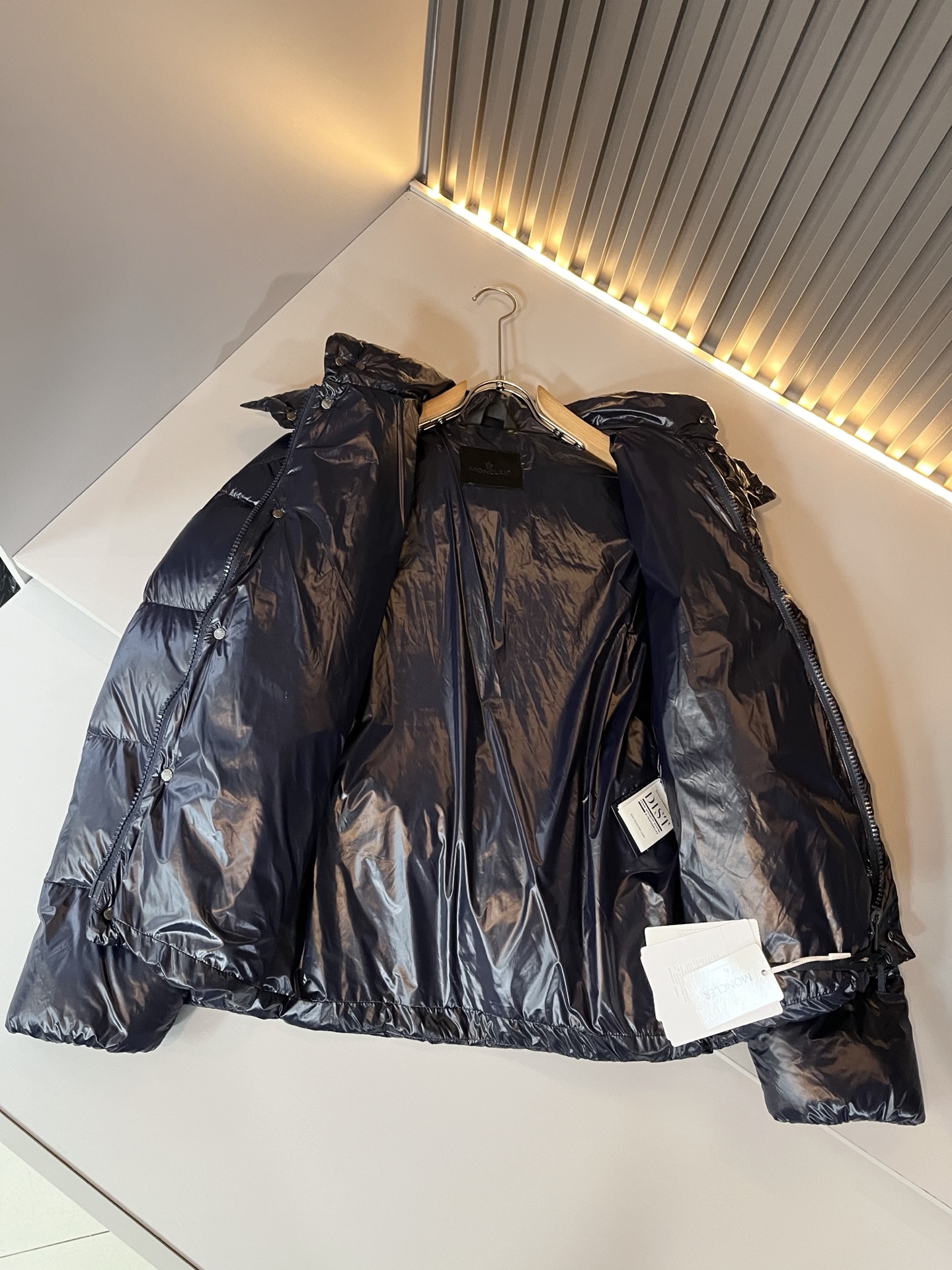 。Mon*ler蒙口 2025秋冬新款男女同款👫羽绒服 ！年度的压轴款登场...匠心技艺于一身的经典款.