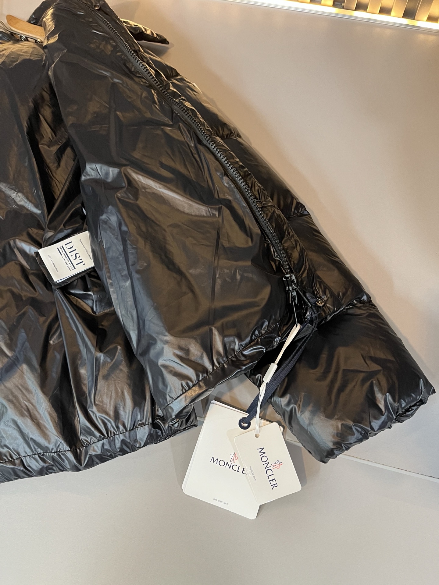 。Mon*ler蒙口 2025秋冬新款男女同款👫羽绒服 ！年度的压轴款登场...匠心技艺于一身的经典款.