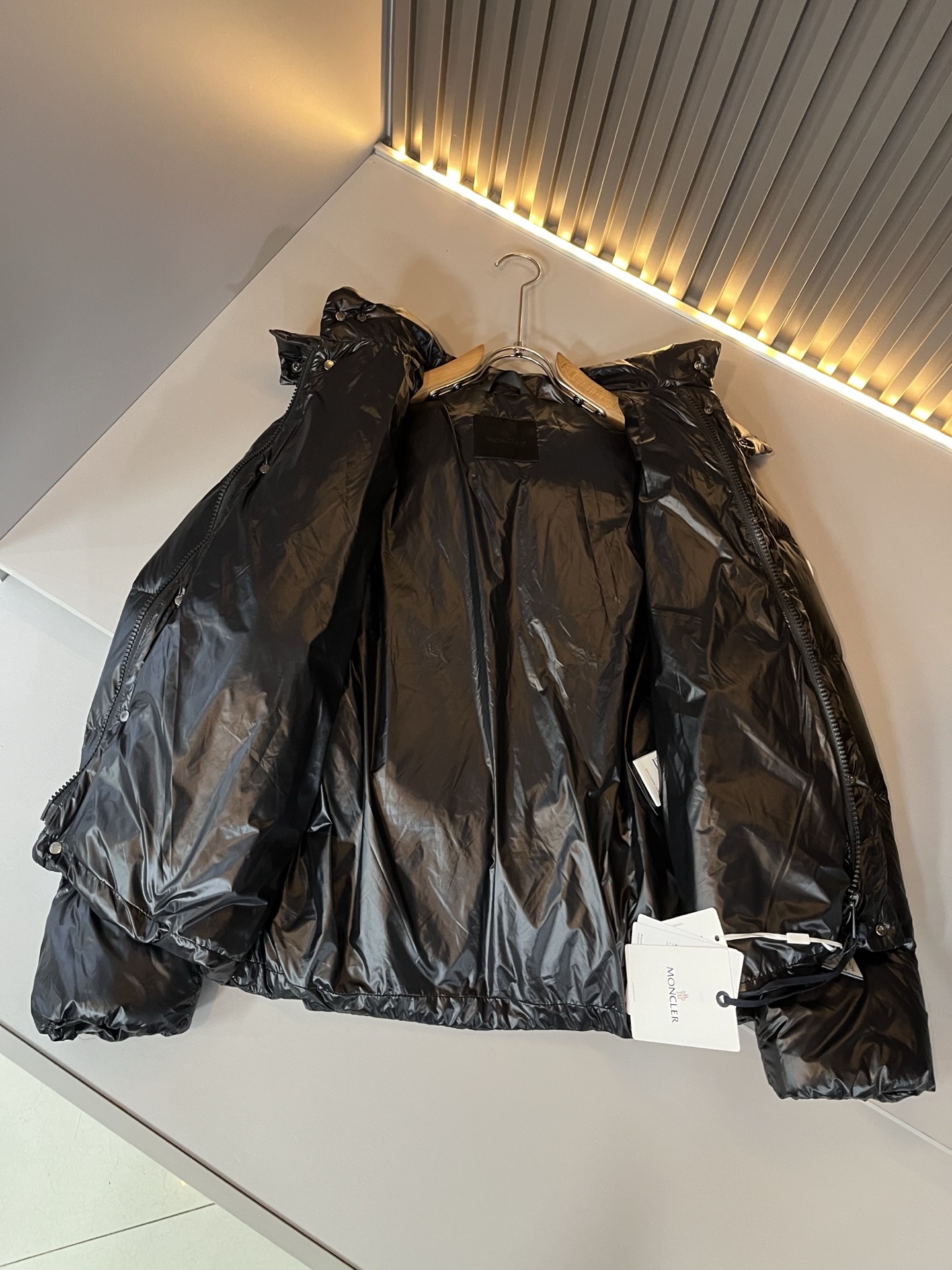 。Mon*ler蒙口 2025秋冬新款男女同款👫羽绒服 ！年度的压轴款登场...匠心技艺于一身的经典款.