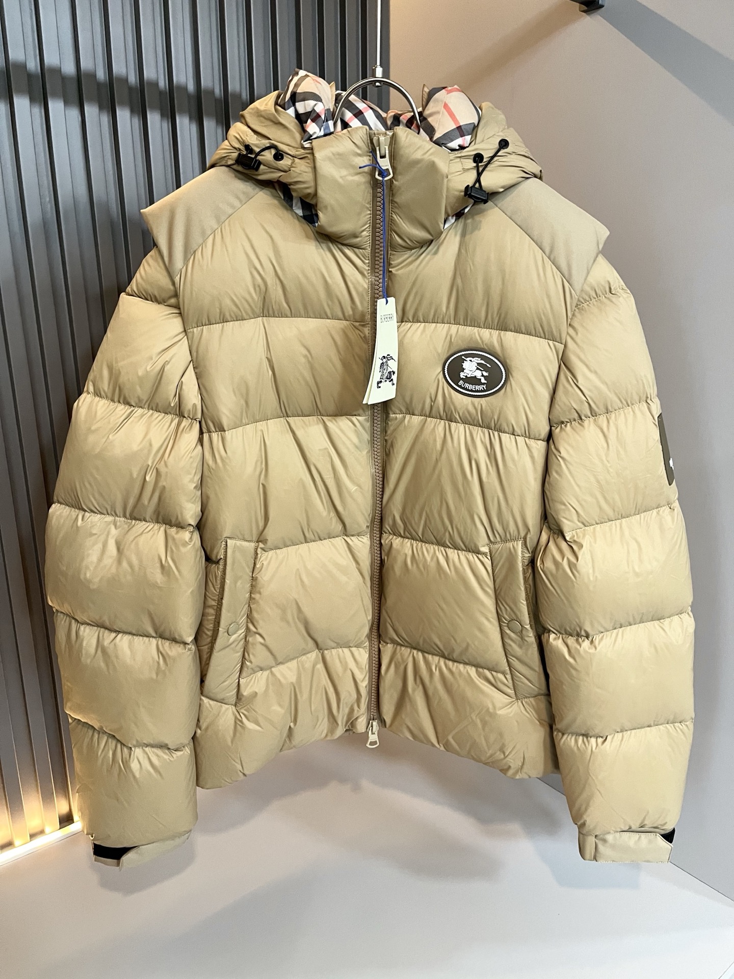 。BURBER*Y巴*莉 2025秋冬新品羽绒夹克外套，重磅来袭，最近比较火热的环保聚酯纤维记忆面料制作