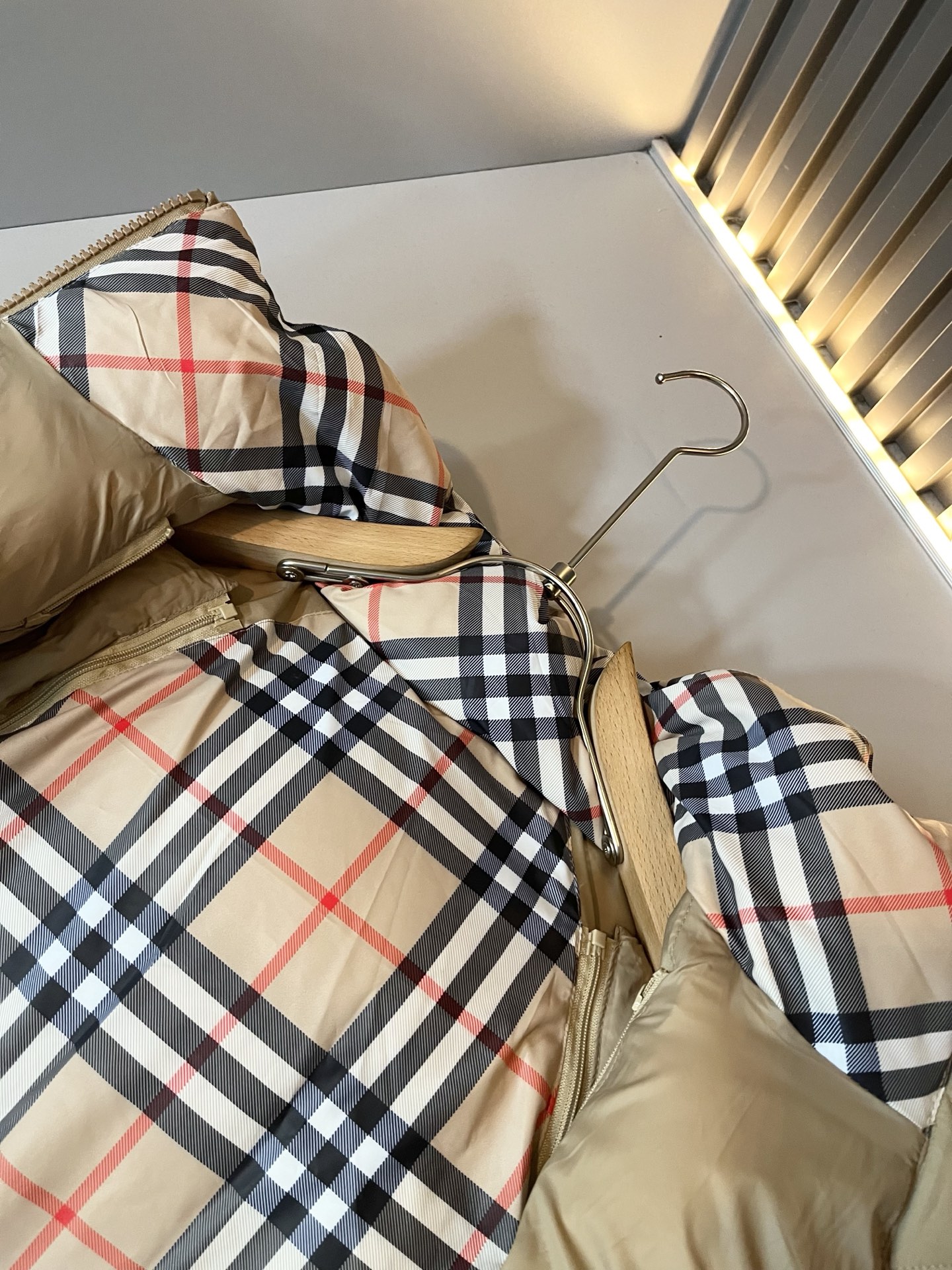 。BURBER*Y巴*莉 2025秋冬新品羽绒夹克外套，重磅来袭，最近比较火热的环保聚酯纤维记忆面料制作