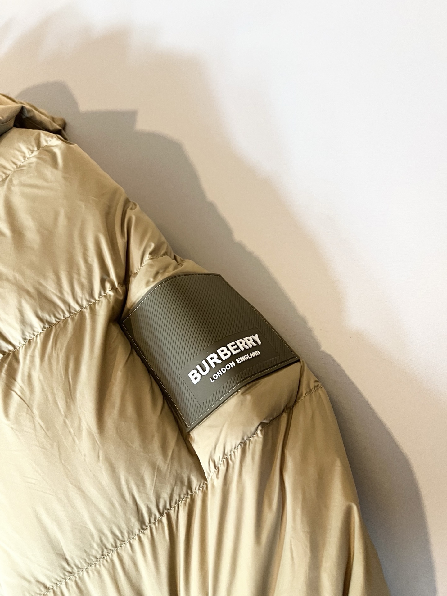 。BURBER*Y巴*莉 2025秋冬新品羽绒夹克外套，重磅来袭，最近比较火热的环保聚酯纤维记忆面料制作