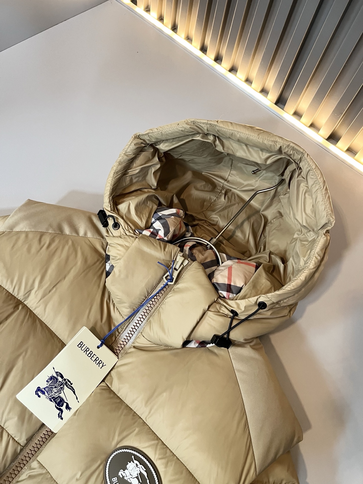 。BURBER*Y巴*莉 2025秋冬新品羽绒夹克外套，重磅来袭，最近比较火热的环保聚酯纤维记忆面料制作