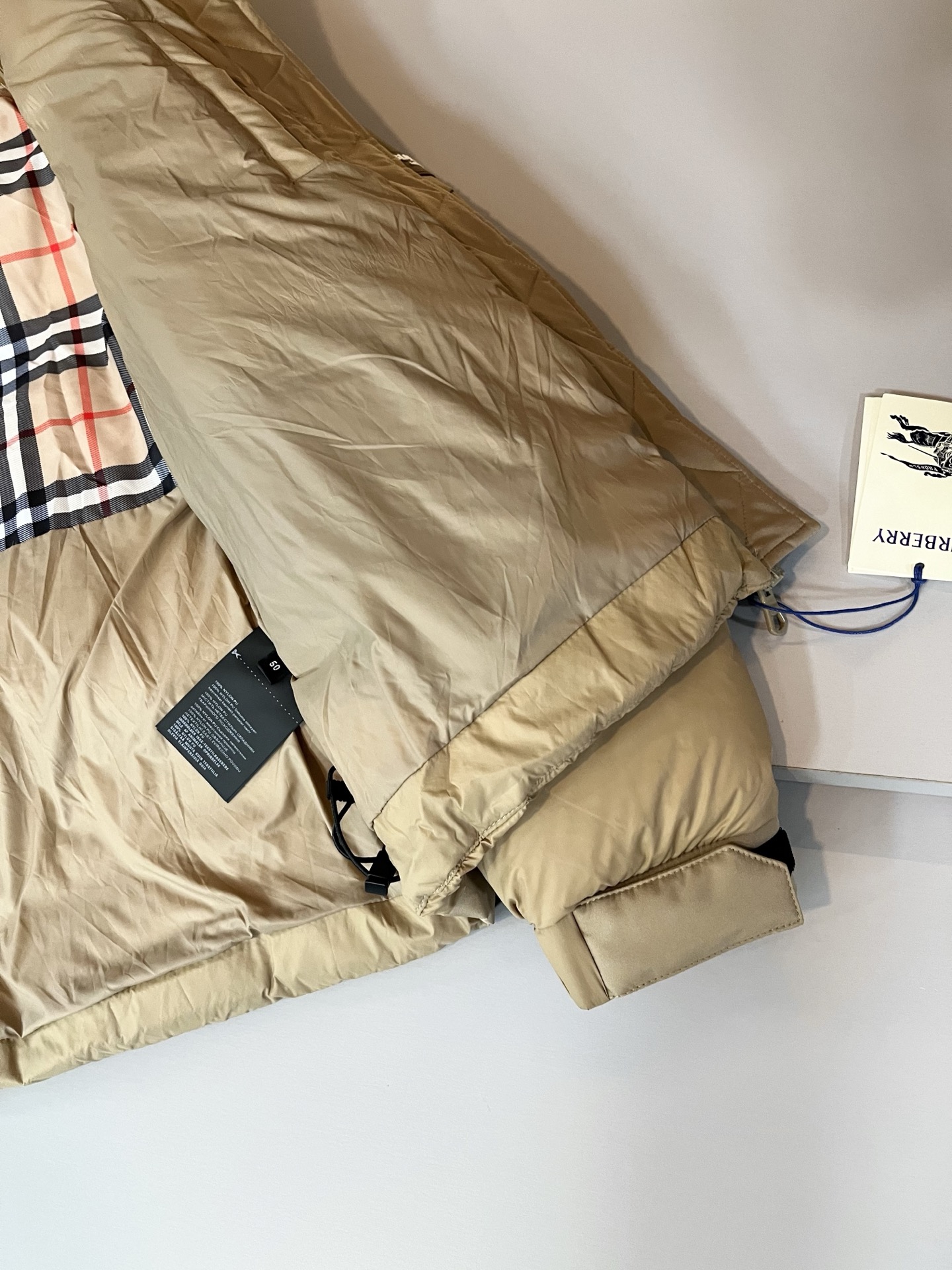 。BURBER*Y巴*莉 2025秋冬新品羽绒夹克外套，重磅来袭，最近比较火热的环保聚酯纤维记忆面料制作