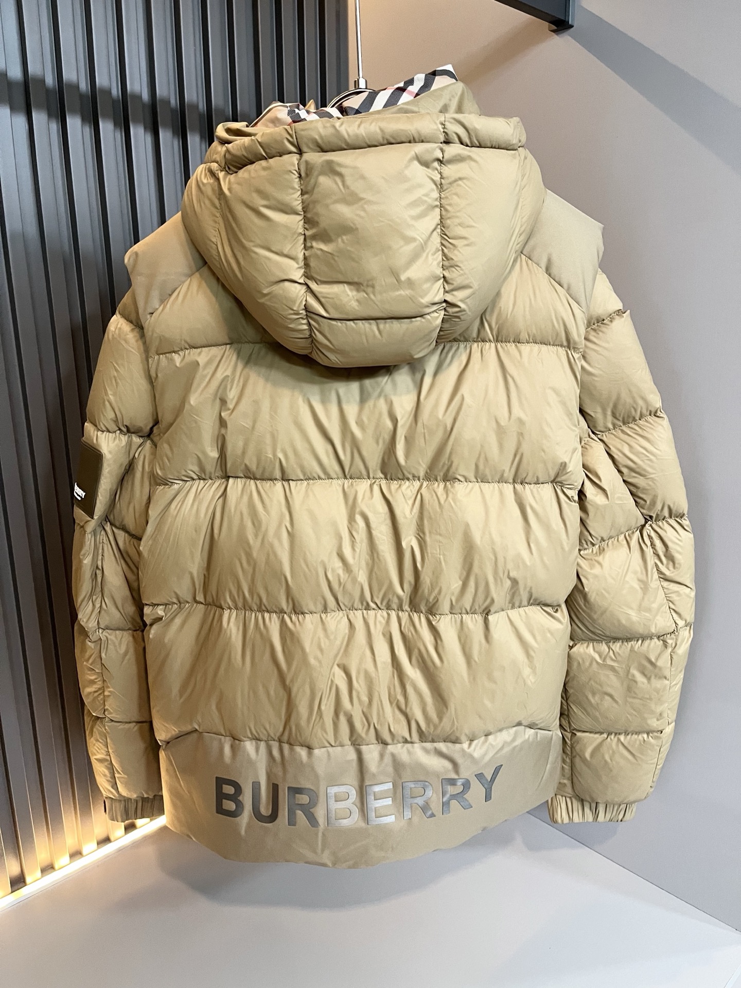 。BURBER*Y巴*莉 2025秋冬新品羽绒夹克外套，重磅来袭，最近比较火热的环保聚酯纤维记忆面料制作