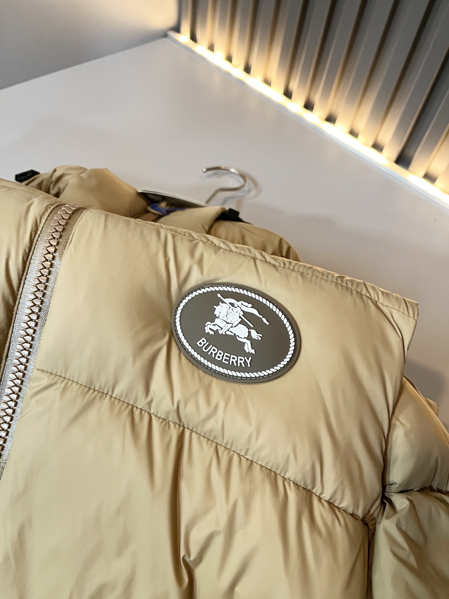 。BURBER*Y巴*莉 2025秋冬新品羽绒夹克外套，重磅来袭，最近比较火热的环保聚酯纤维记忆面料制作