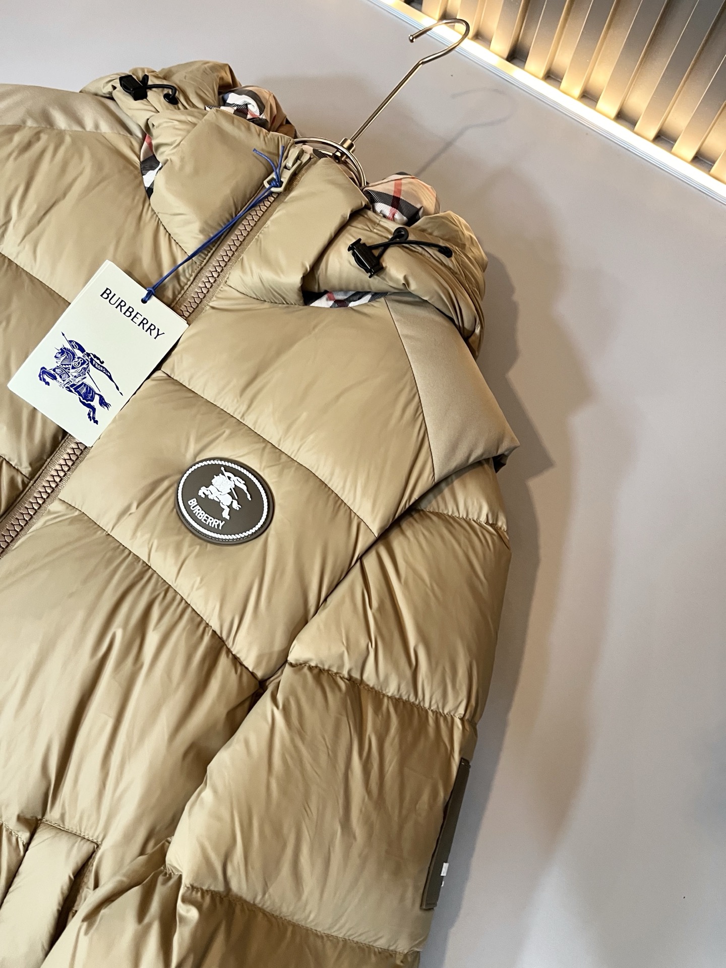 。BURBER*Y巴*莉 2025秋冬新品羽绒夹克外套，重磅来袭，最近比较火热的环保聚酯纤维记忆面料制作
