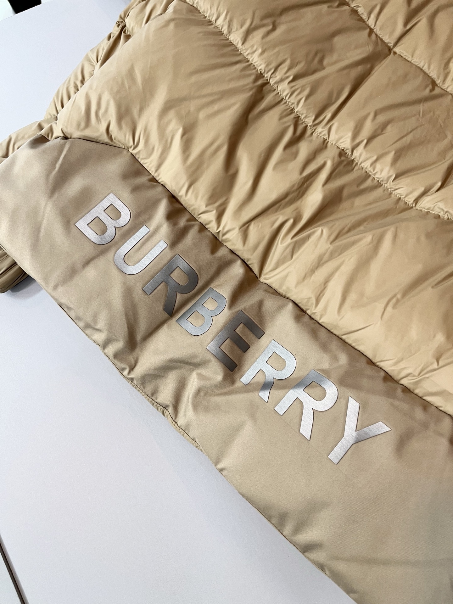 。BURBER*Y巴*莉 2025秋冬新品羽绒夹克外套，重磅来袭，最近比较火热的环保聚酯纤维记忆面料制作