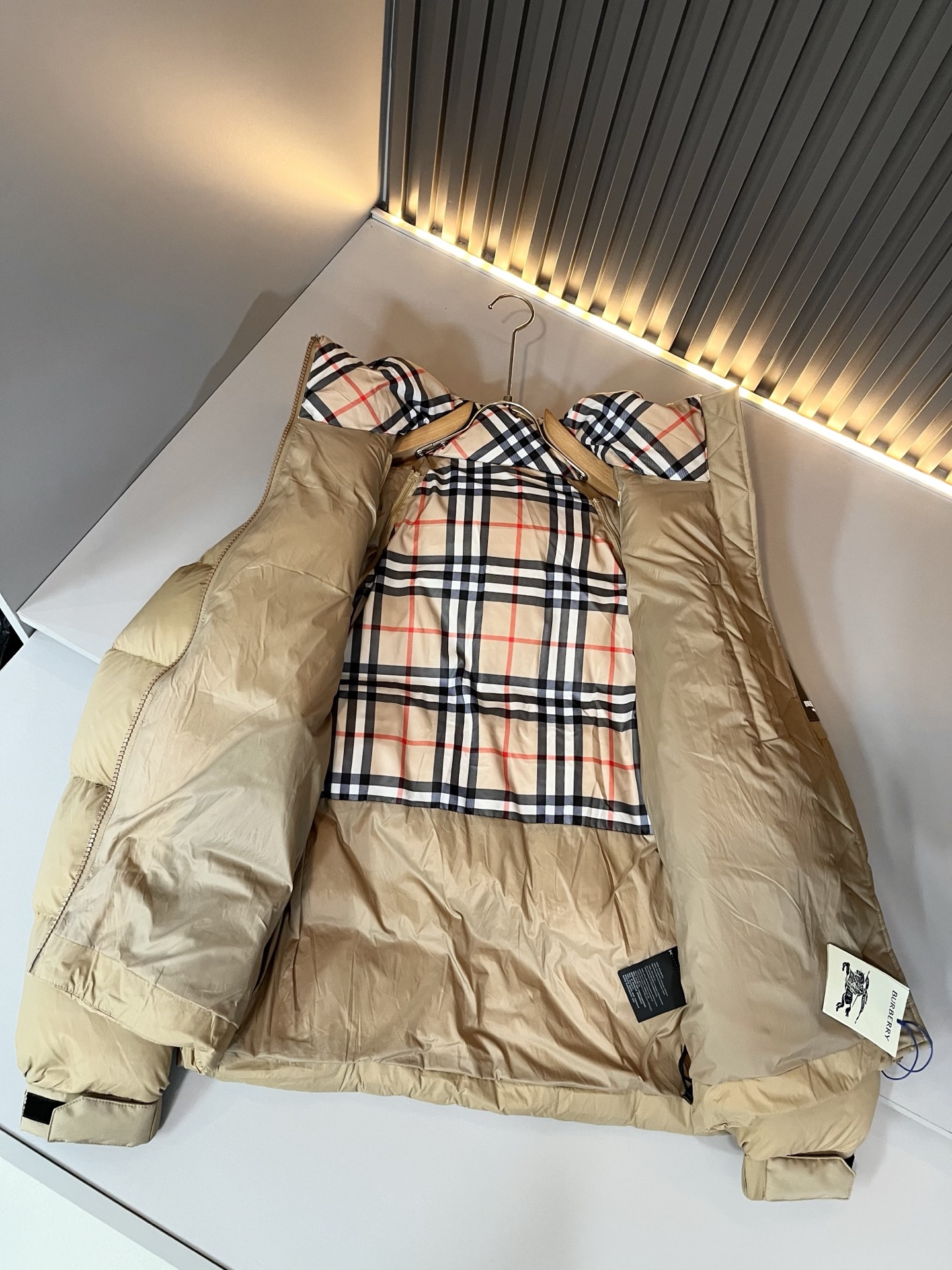 。BURBER*Y巴*莉 2025秋冬新品羽绒夹克外套，重磅来袭，最近比较火热的环保聚酯纤维记忆面料制作
