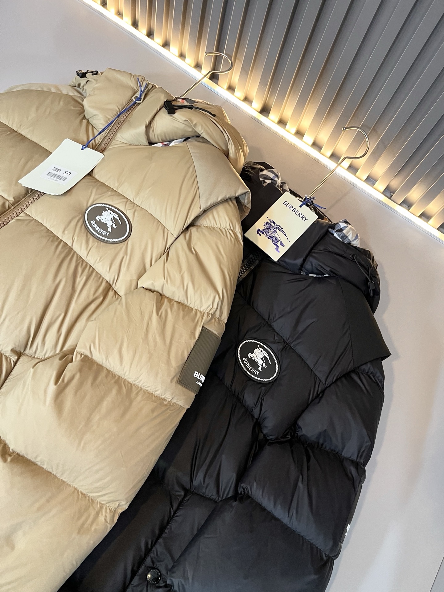 。 BURBER*Y巴*莉 2025秋冬新品羽绒夹克外套，重磅来袭，最近比较火热的环保聚酯纤维记忆面料制