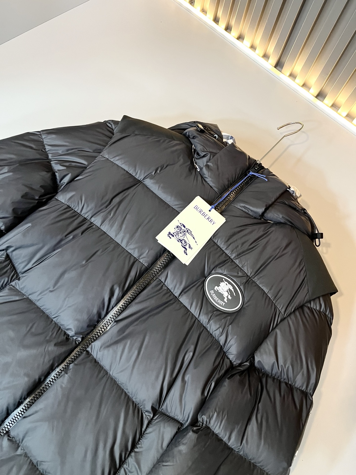 。 BURBER*Y巴*莉 2025秋冬新品羽绒夹克外套，重磅来袭，最近比较火热的环保聚酯纤维记忆面料制