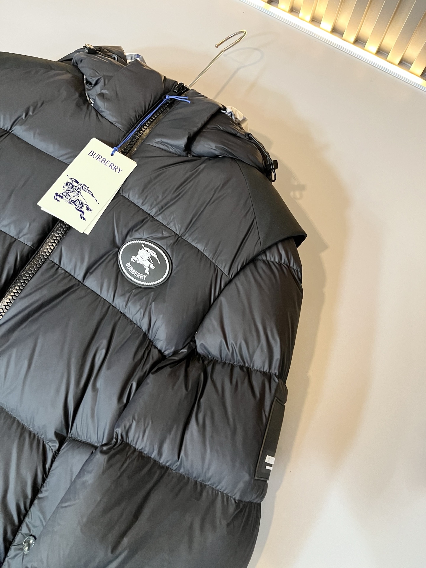 。 BURBER*Y巴*莉 2025秋冬新品羽绒夹克外套，重磅来袭，最近比较火热的环保聚酯纤维记忆面料制