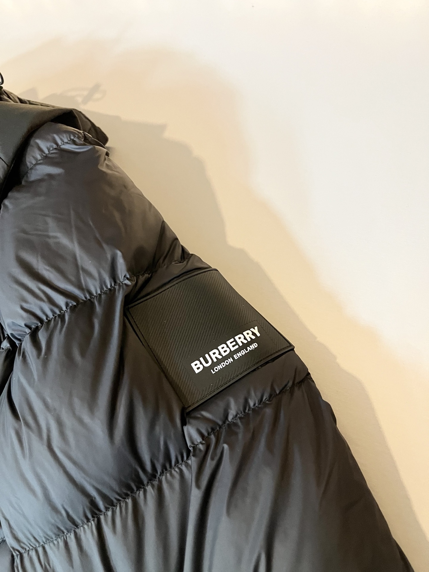 。 BURBER*Y巴*莉 2025秋冬新品羽绒夹克外套，重磅来袭，最近比较火热的环保聚酯纤维记忆面料制