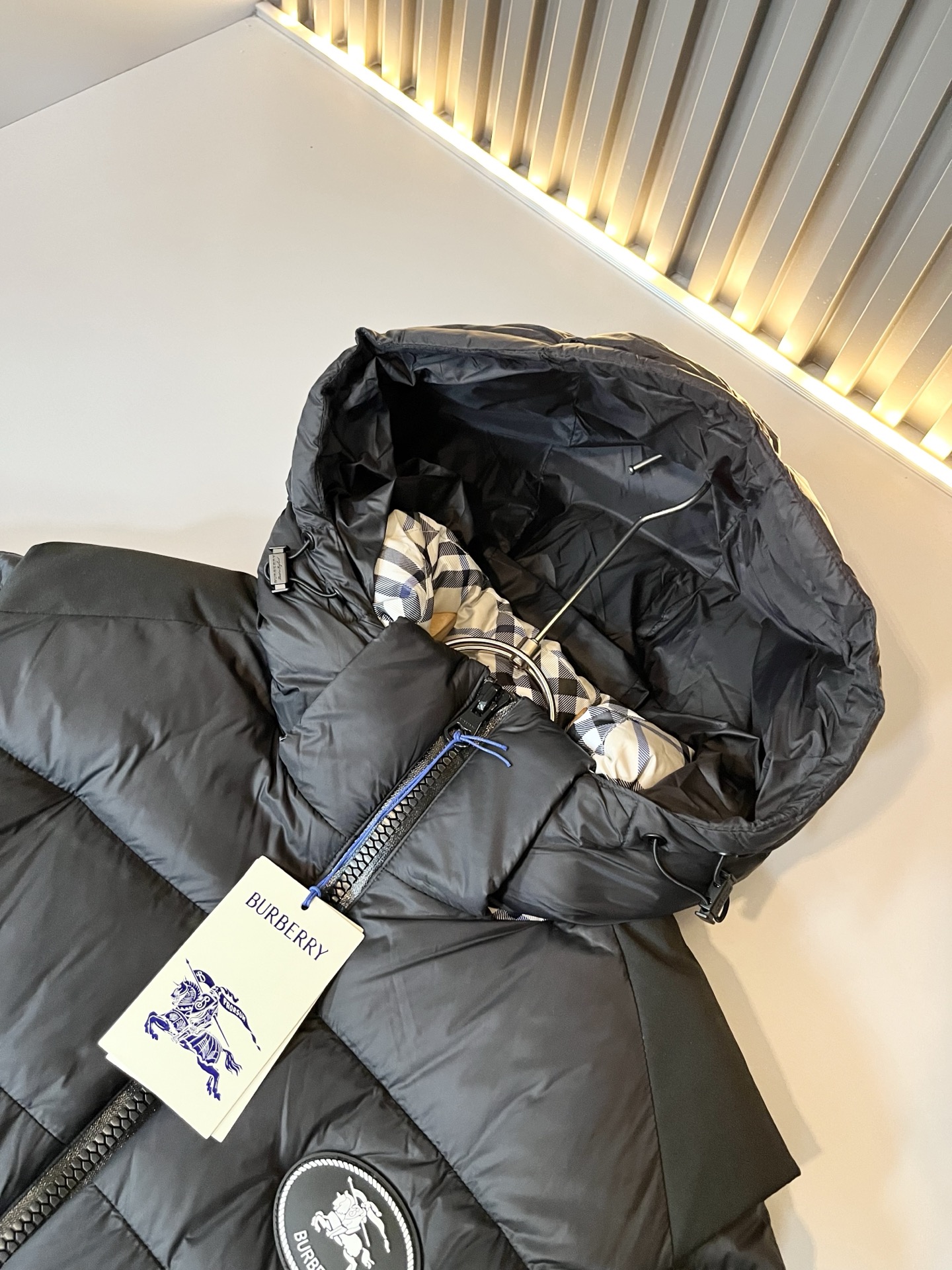 。 BURBER*Y巴*莉 2025秋冬新品羽绒夹克外套，重磅来袭，最近比较火热的环保聚酯纤维记忆面料制