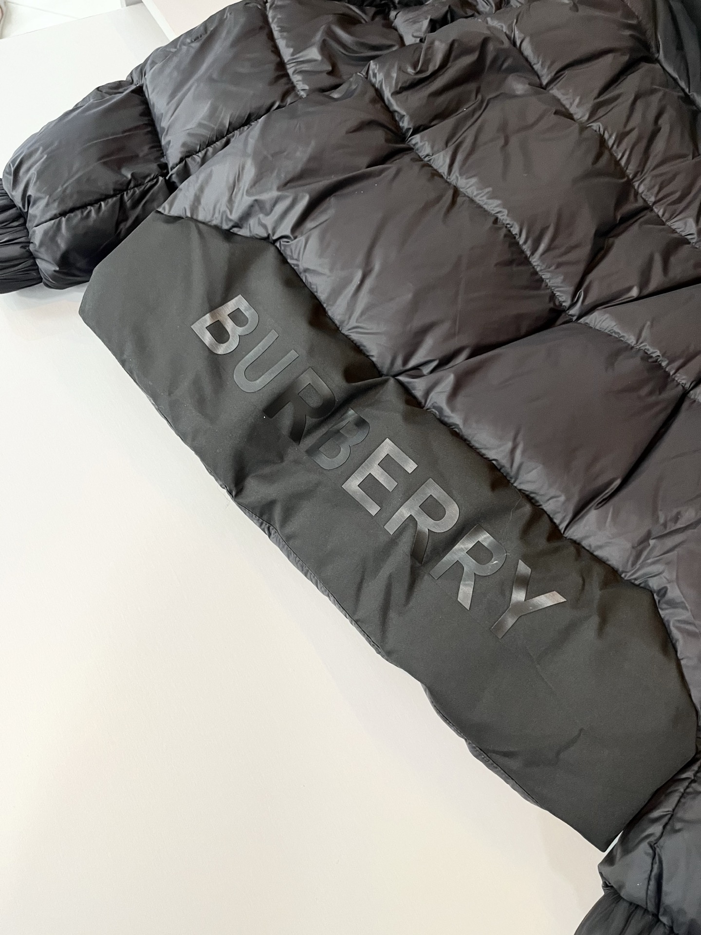 。 BURBER*Y巴*莉 2025秋冬新品羽绒夹克外套，重磅来袭，最近比较火热的环保聚酯纤维记忆面料制