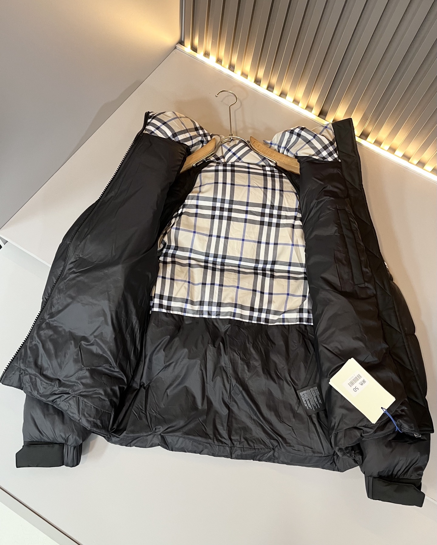 。 BURBER*Y巴*莉 2025秋冬新品羽绒夹克外套，重磅来袭，最近比较火热的环保聚酯纤维记忆面料制