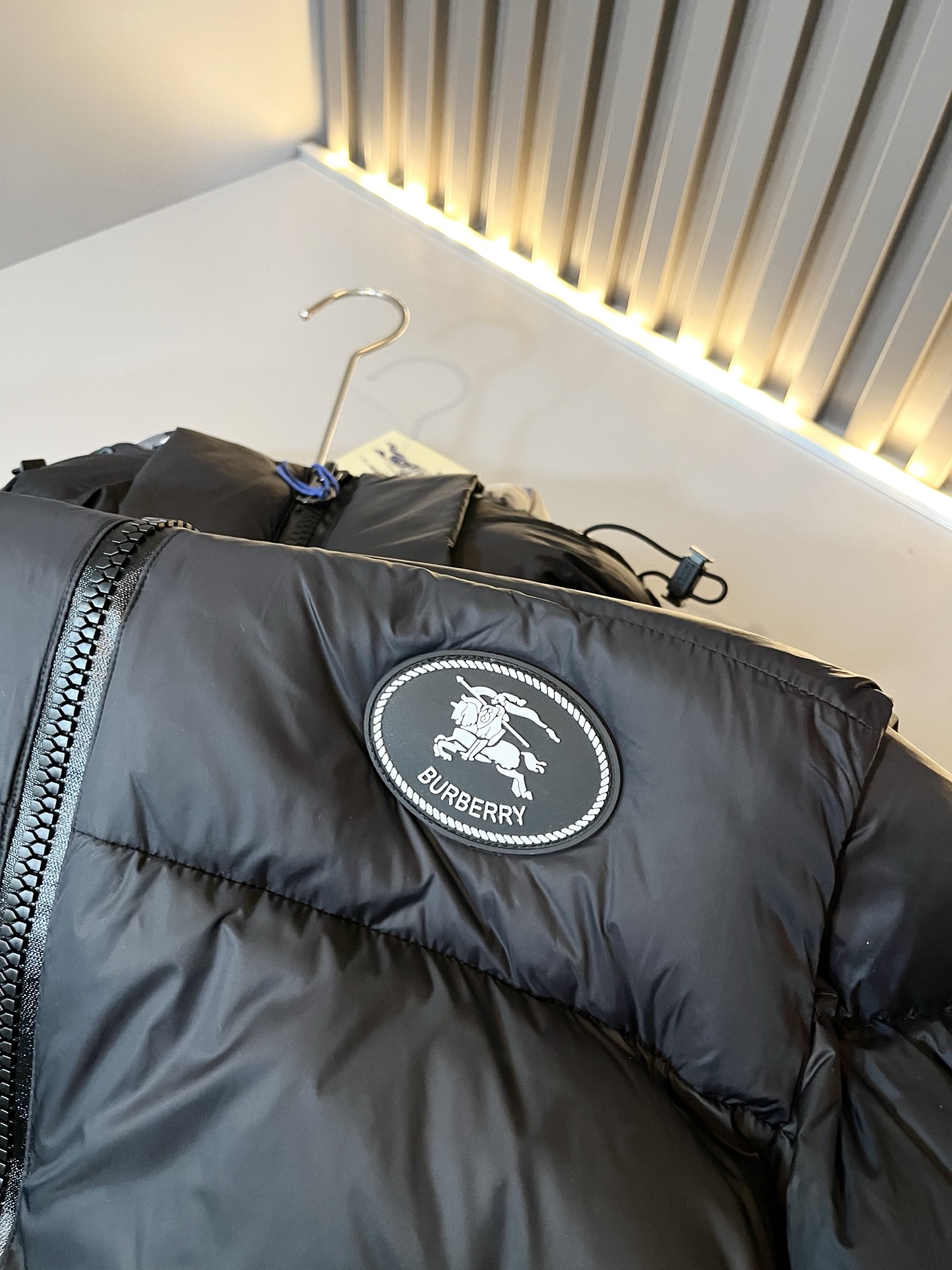 。 BURBER*Y巴*莉 2025秋冬新品羽绒夹克外套，重磅来袭，最近比较火热的环保聚酯纤维记忆面料制