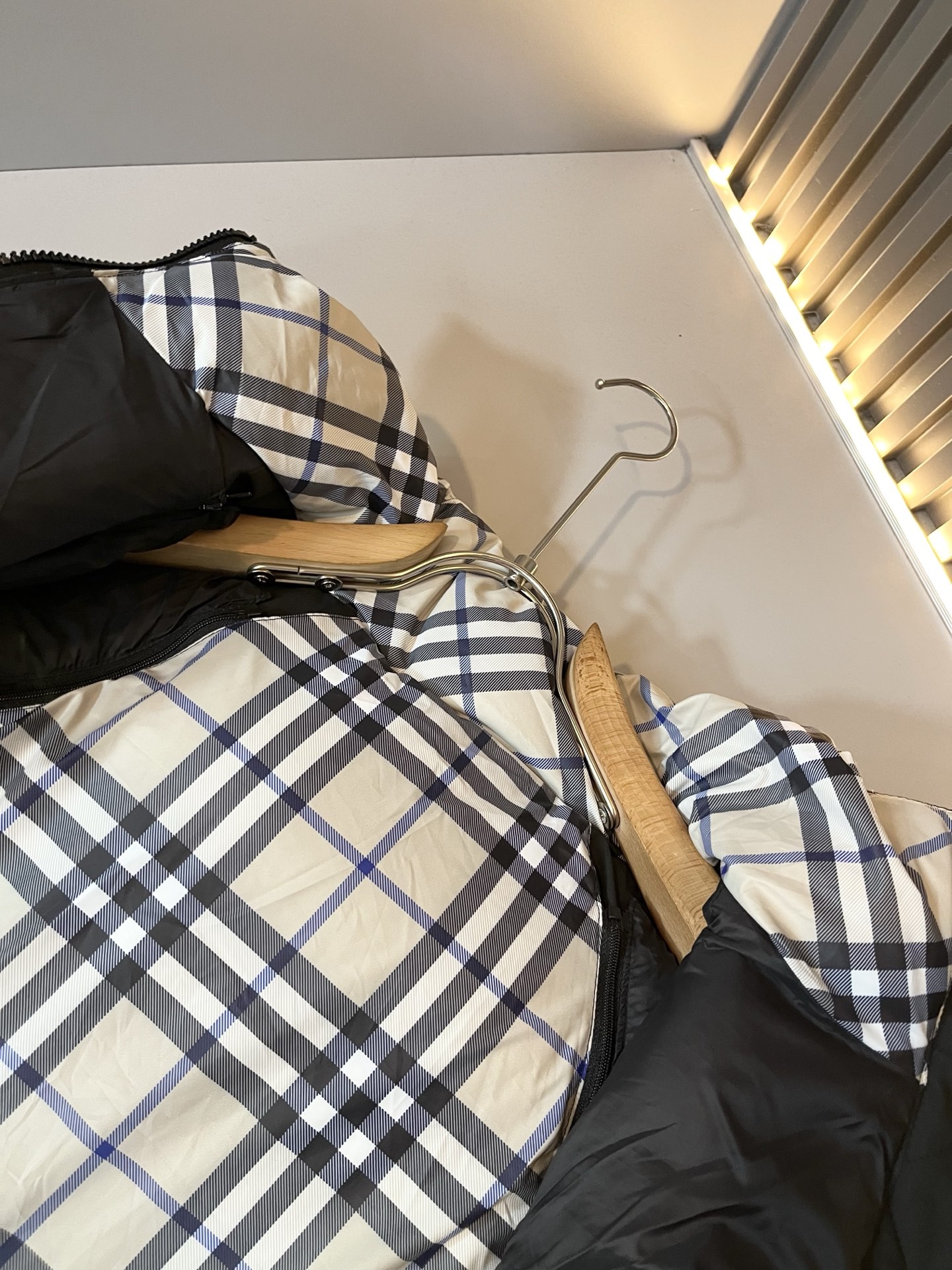 。 BURBER*Y巴*莉 2025秋冬新品羽绒夹克外套，重磅来袭，最近比较火热的环保聚酯纤维记忆面料制