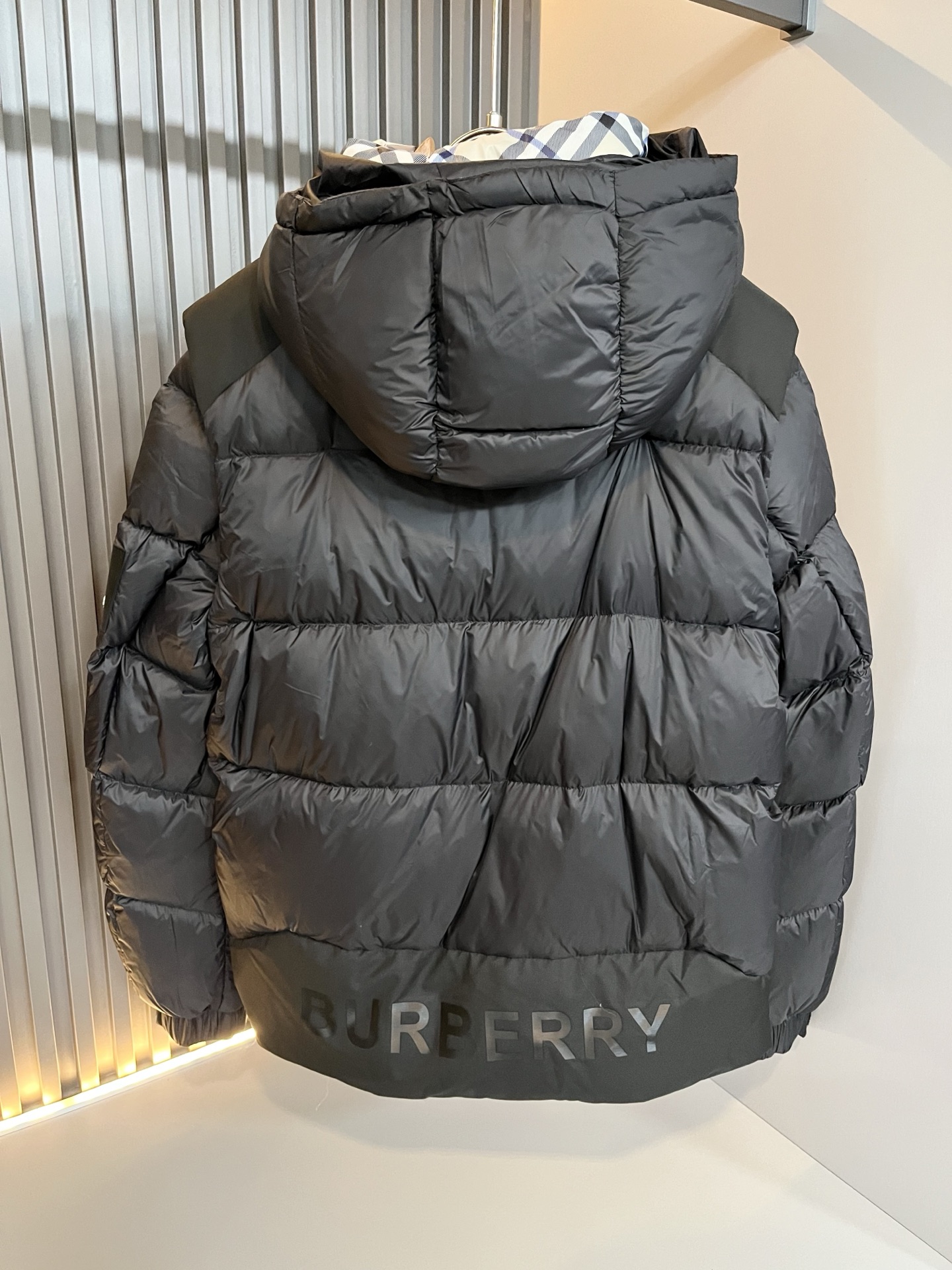 。 BURBER*Y巴*莉 2025秋冬新品羽绒夹克外套，重磅来袭，最近比较火热的环保聚酯纤维记忆面料制