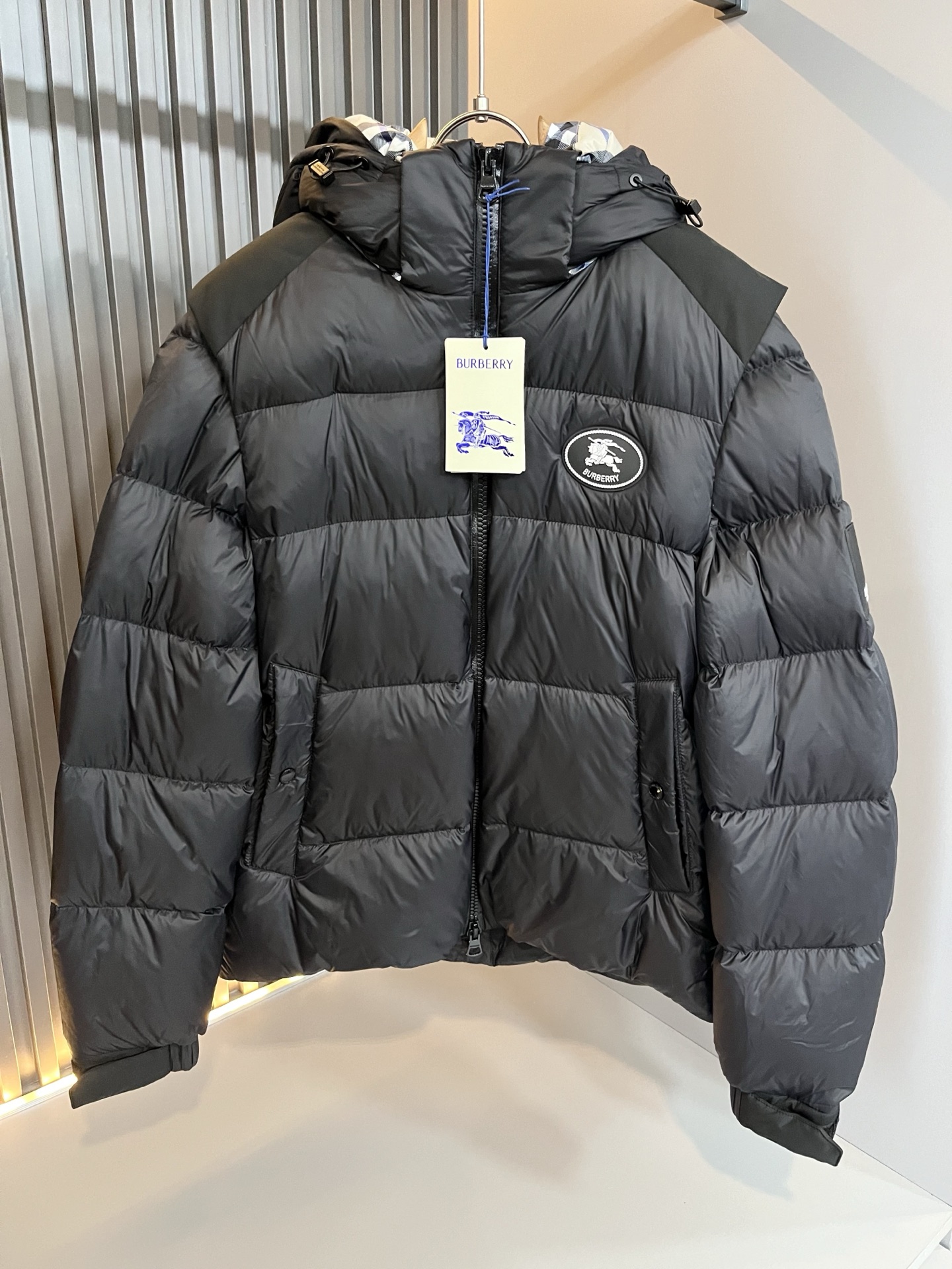 。 BURBER*Y巴*莉 2025秋冬新品羽绒夹克外套，重磅来袭，最近比较火热的环保聚酯纤维记忆面料制