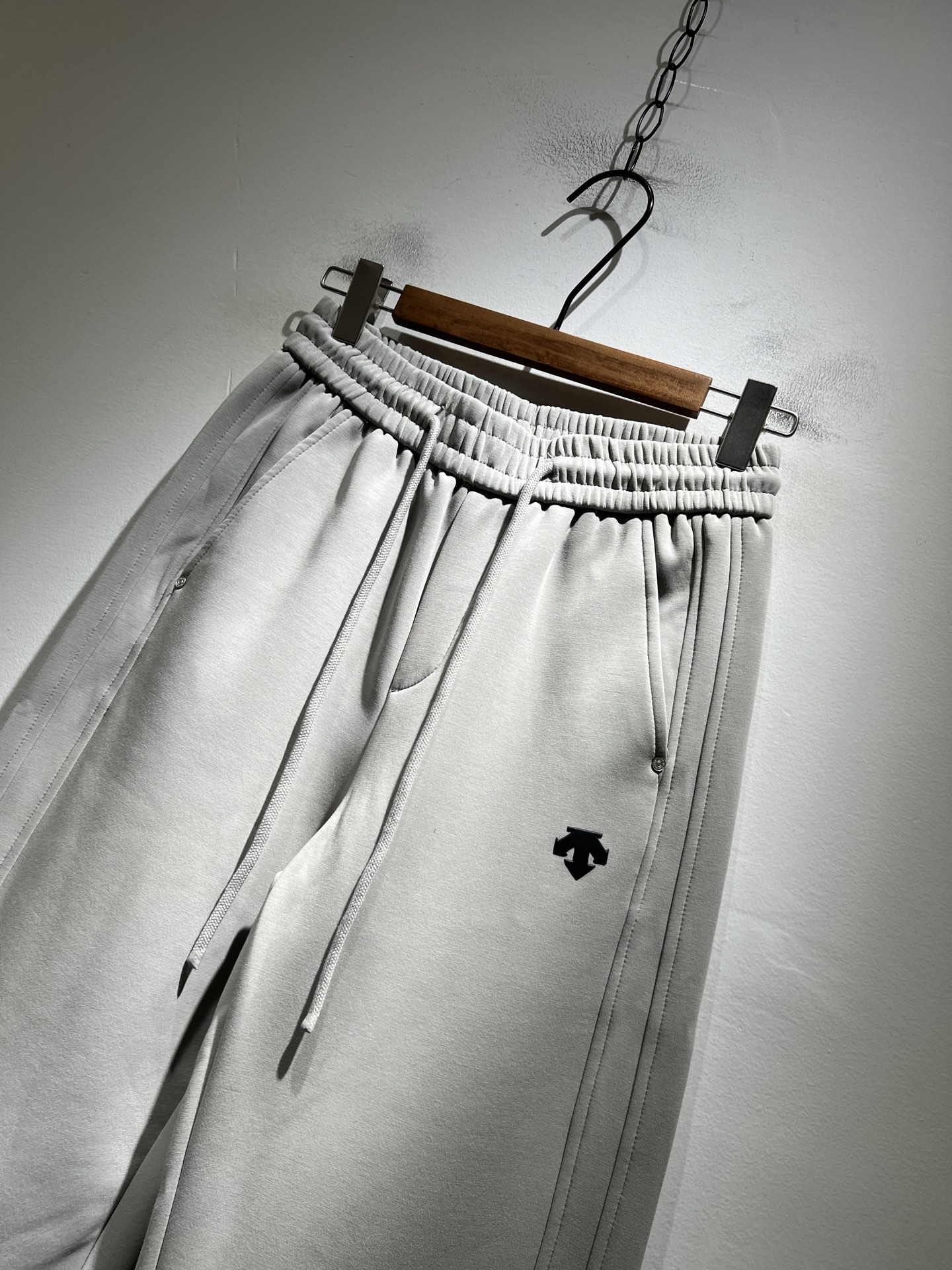 迪桑特DESCENTE，2025秋冬新款休闲裤，自年荣耀至今的专业运动品牌。80余年来，始终坚持“Des