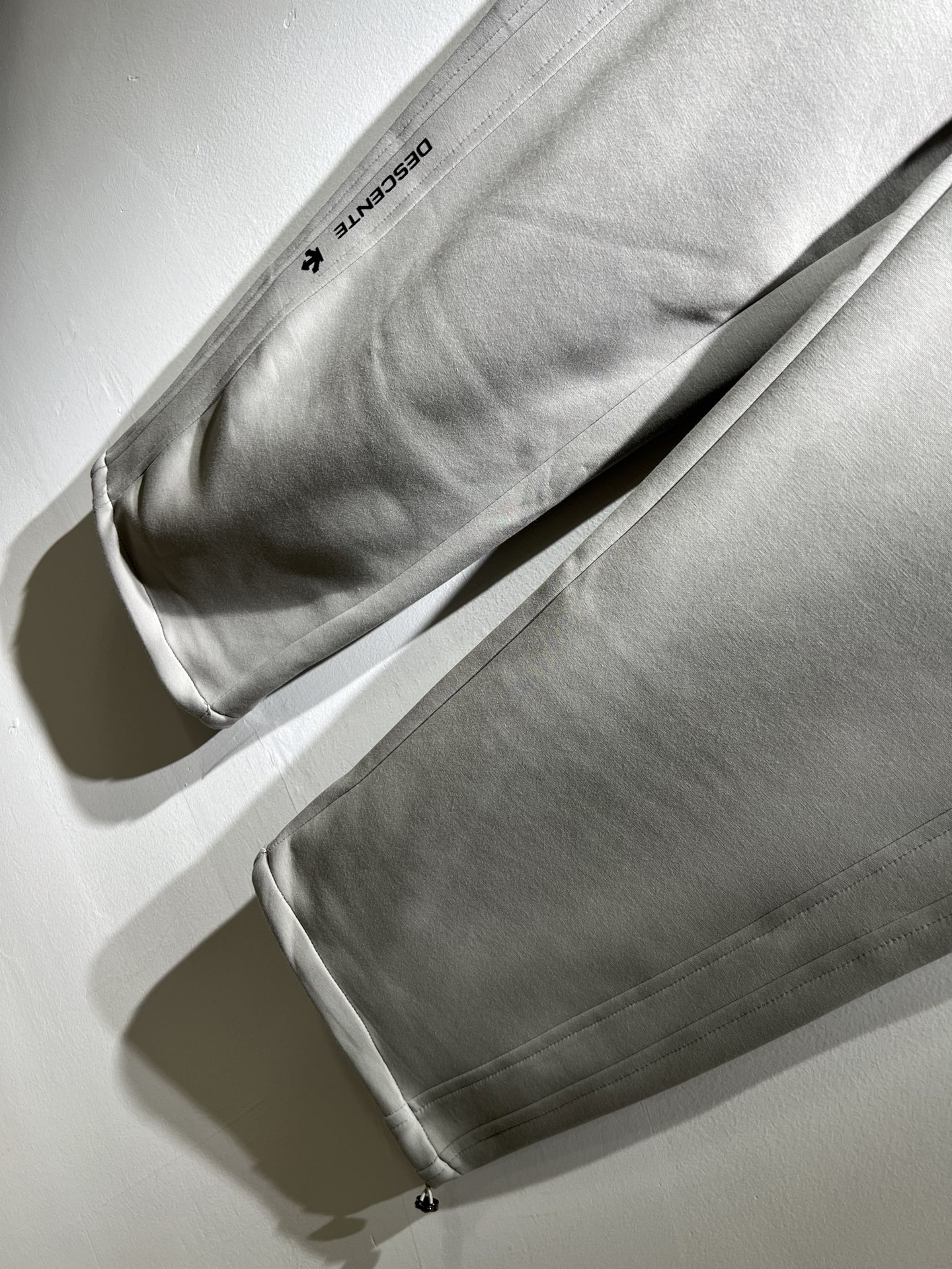 迪桑特DESCENTE，2025秋冬新款休闲裤，自年荣耀至今的专业运动品牌。80余年来，始终坚持“Des