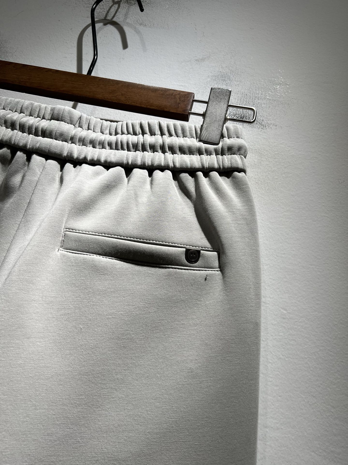 迪桑特DESCENTE，2025秋冬新款休闲裤，自年荣耀至今的专业运动品牌。80余年来，始终坚持“Des