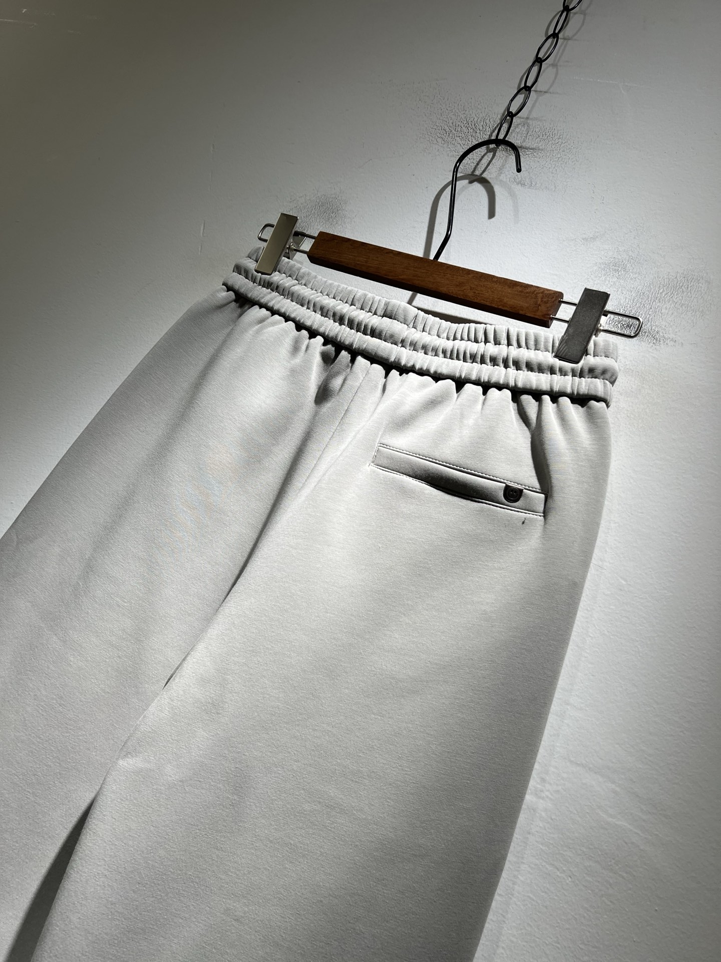 迪桑特DESCENTE，2025秋冬新款休闲裤，自年荣耀至今的专业运动品牌。80余年来，始终坚持“Des