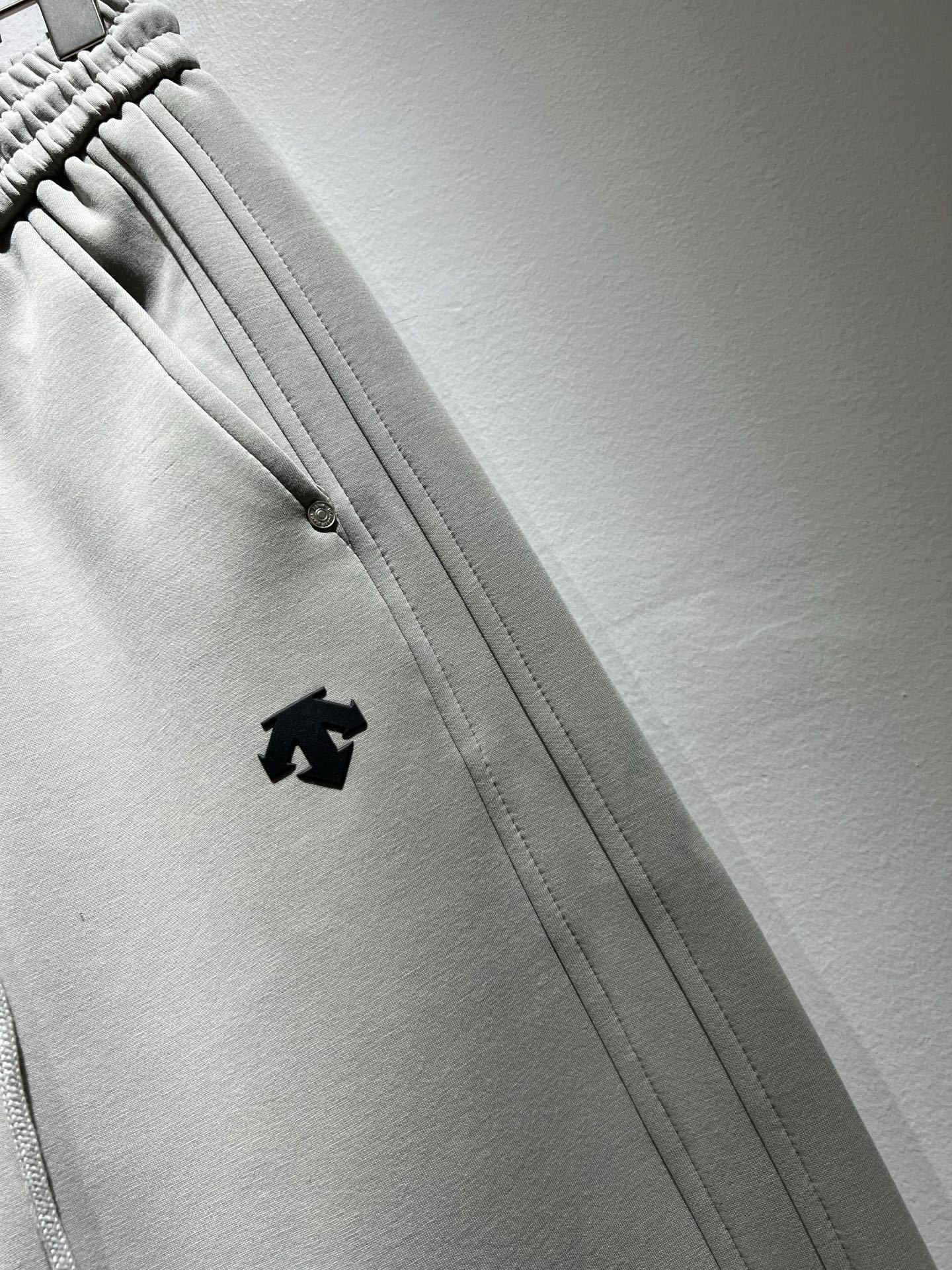迪桑特DESCENTE，2025秋冬新款休闲裤，自年荣耀至今的专业运动品牌。80余年来，始终坚持“Des