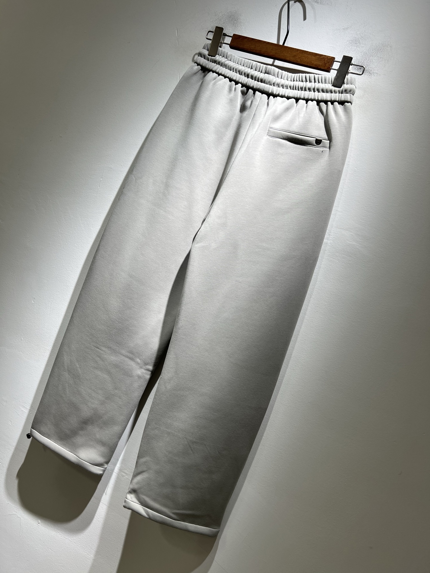 迪桑特DESCENTE，2025秋冬新款休闲裤，自年荣耀至今的专业运动品牌。80余年来，始终坚持“Des