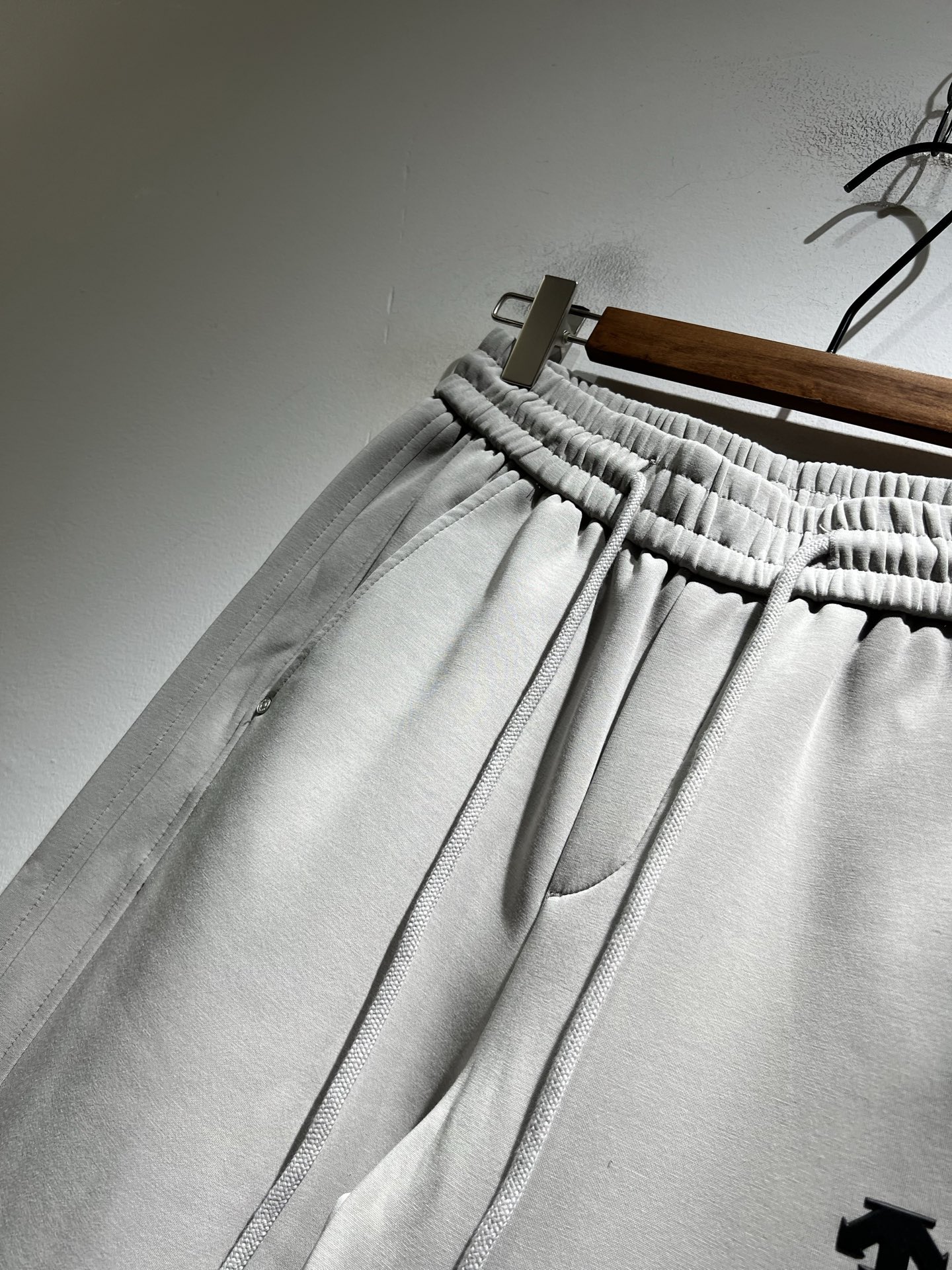 迪桑特DESCENTE，2025秋冬新款休闲裤，自年荣耀至今的专业运动品牌。80余年来，始终坚持“Des