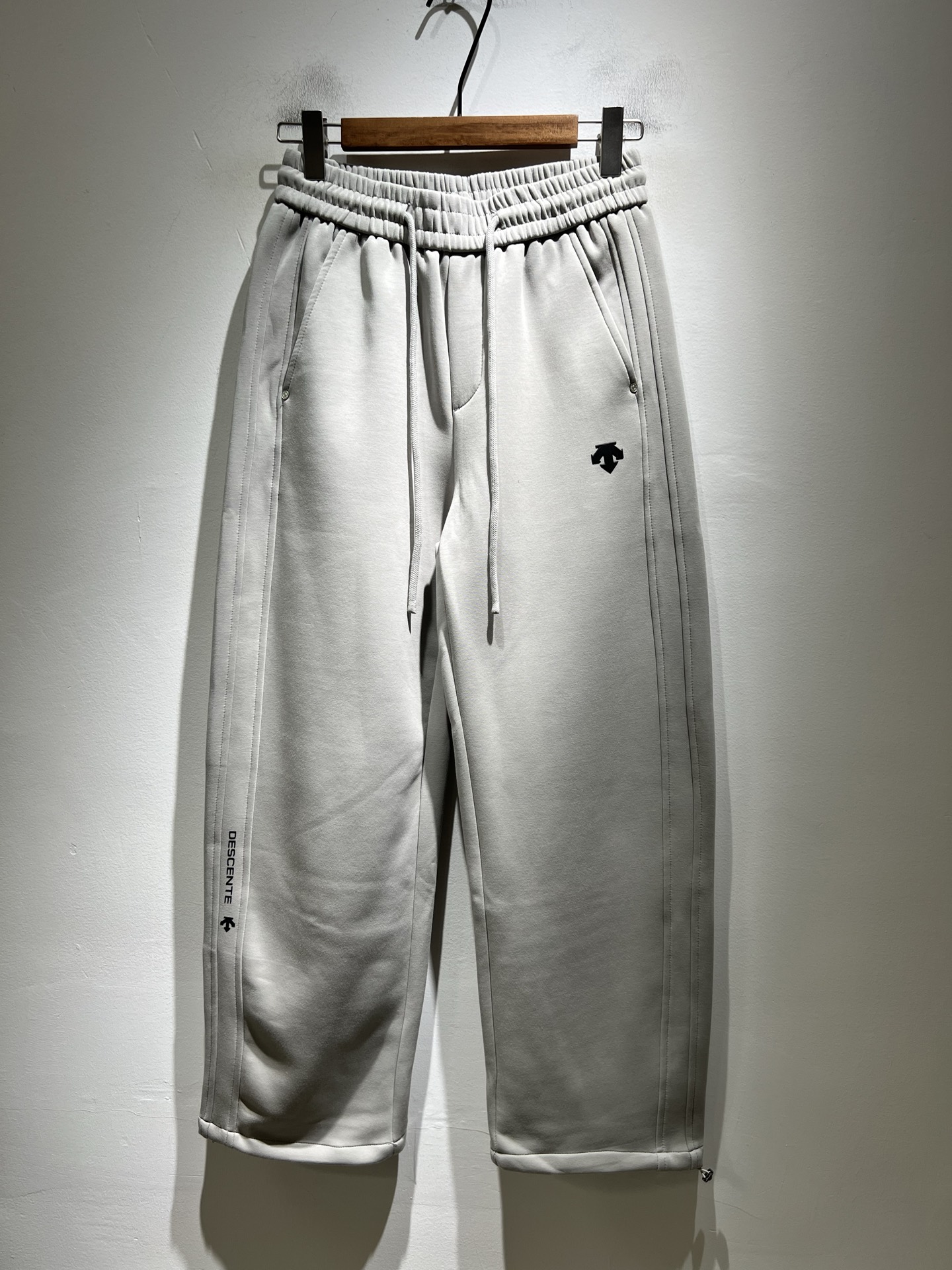 迪桑特DESCENTE，2025秋冬新款休闲裤，自年荣耀至今的专业运动品牌。80余年来，始终坚持“Des