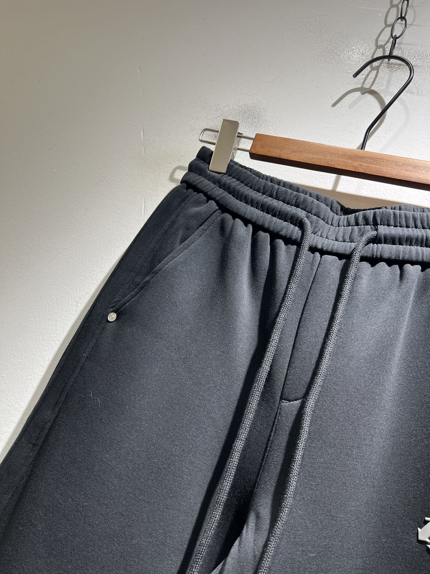 迪桑特DESCENTE，2025秋冬新款休闲裤，自年荣耀至今的专业运动品牌。80余年来，始终坚持“Des