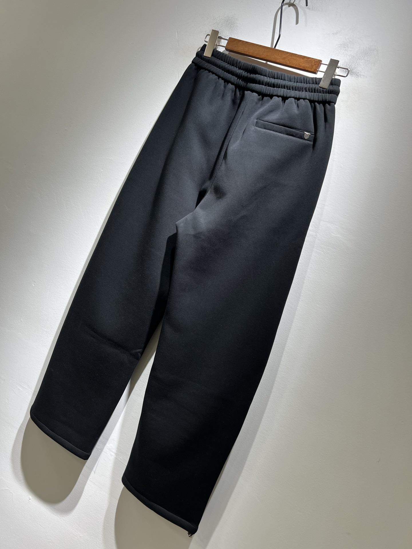 迪桑特DESCENTE，2025秋冬新款休闲裤，自年荣耀至今的专业运动品牌。80余年来，始终坚持“Des