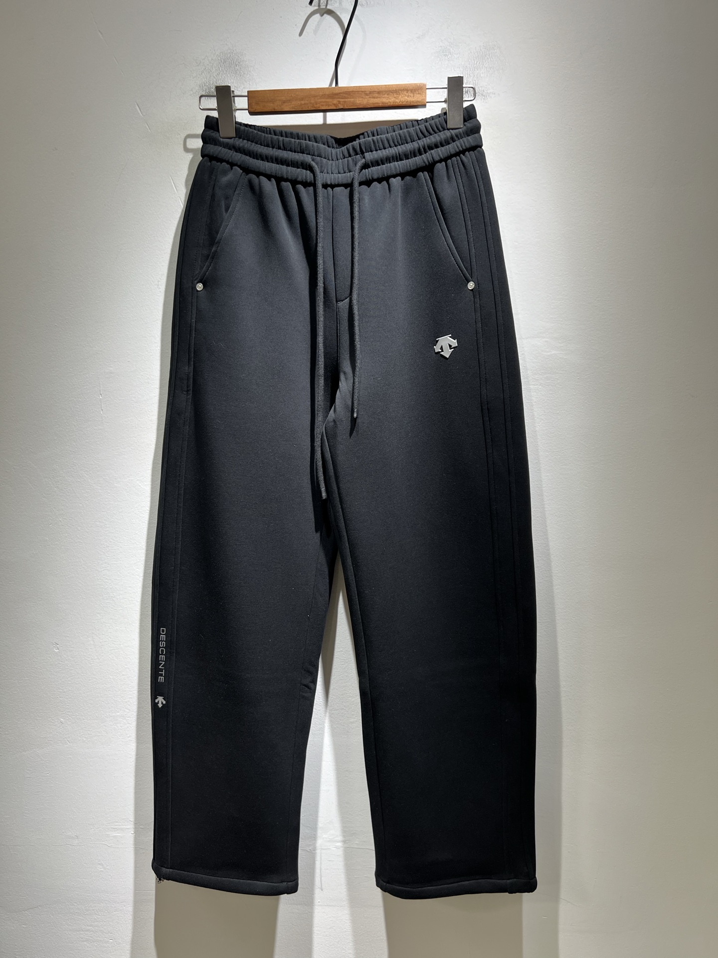 迪桑特DESCENTE，2025秋冬新款休闲裤，自年荣耀至今的专业运动品牌。80余年来，始终坚持“Des